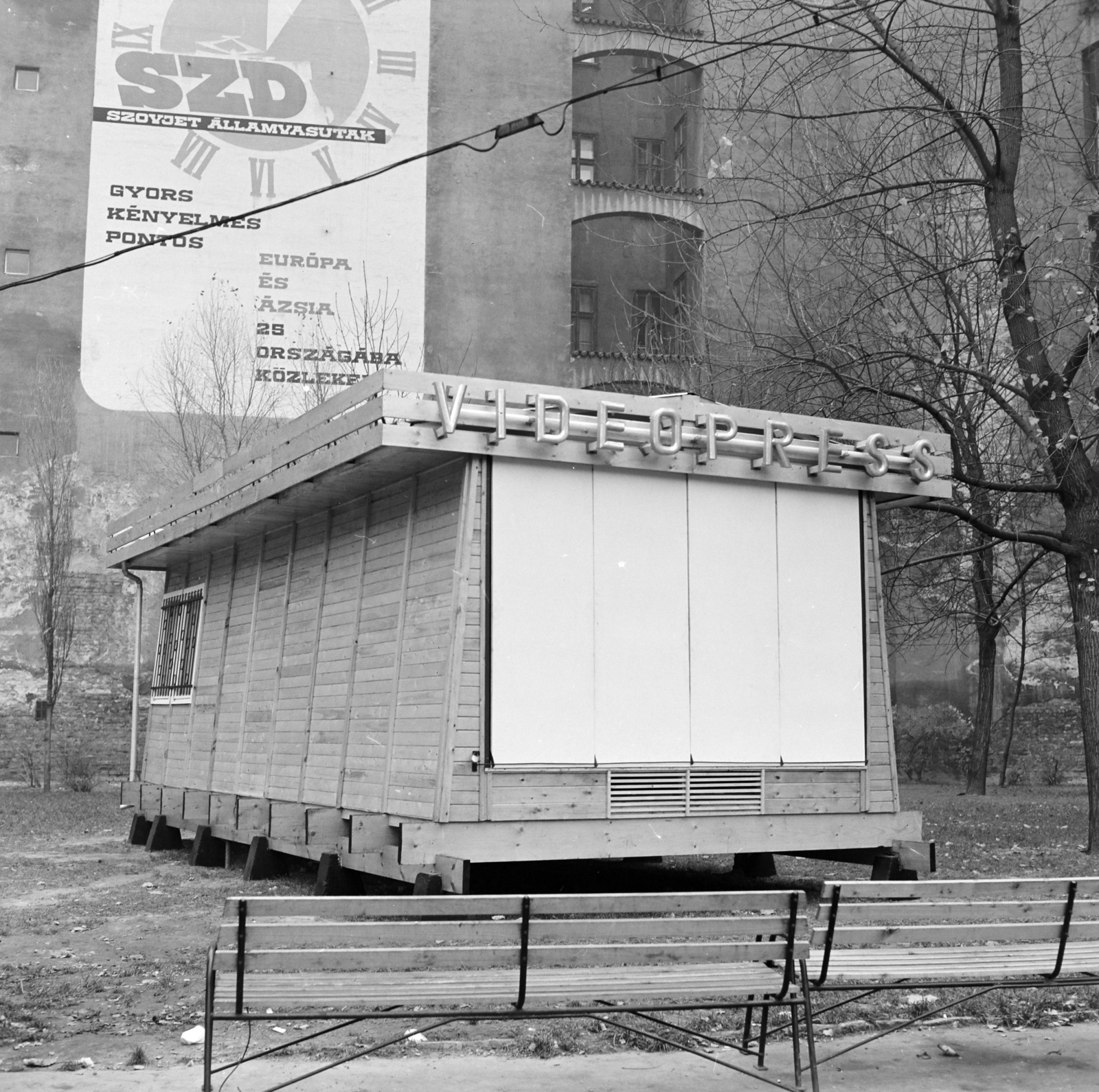 Hungary, Budapest VI., Nyugati (Marx) tér, a Jókai utca és a Bajcsy-Zsilinszky út között. Az Interpress Kiadó és Nyomda Vállalat Videopress filmpavilonja., 1973, FŐFOTÓ, Budapest, Fortepan #215287