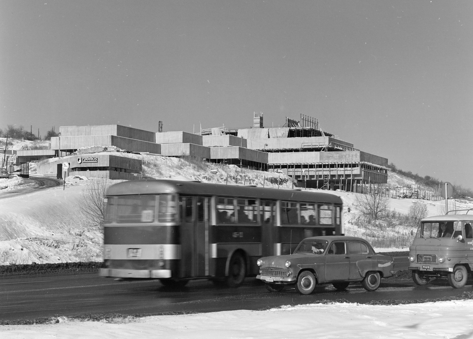 Magyarország, Budapest III., Bécsi út, feljebb a Laborc utcánál a Radelkis Elektrokémiai Műszergyártó Szövetkezet épülete., 1971, FŐFOTÓ, autóbusz, Ikarus-márka, Budapest, Ikarus 556, Fortepan #215301