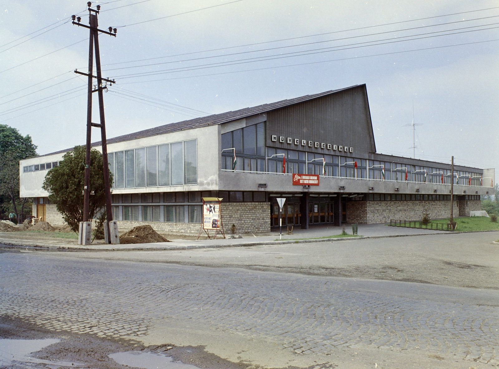 Magyarország, Tata, Váralja utca 4., Művelődési Ház (később Magyary Zoltán Művelődési Központ)., 1971, FŐFOTÓ, kerékpár tároló, Fortepan #215312