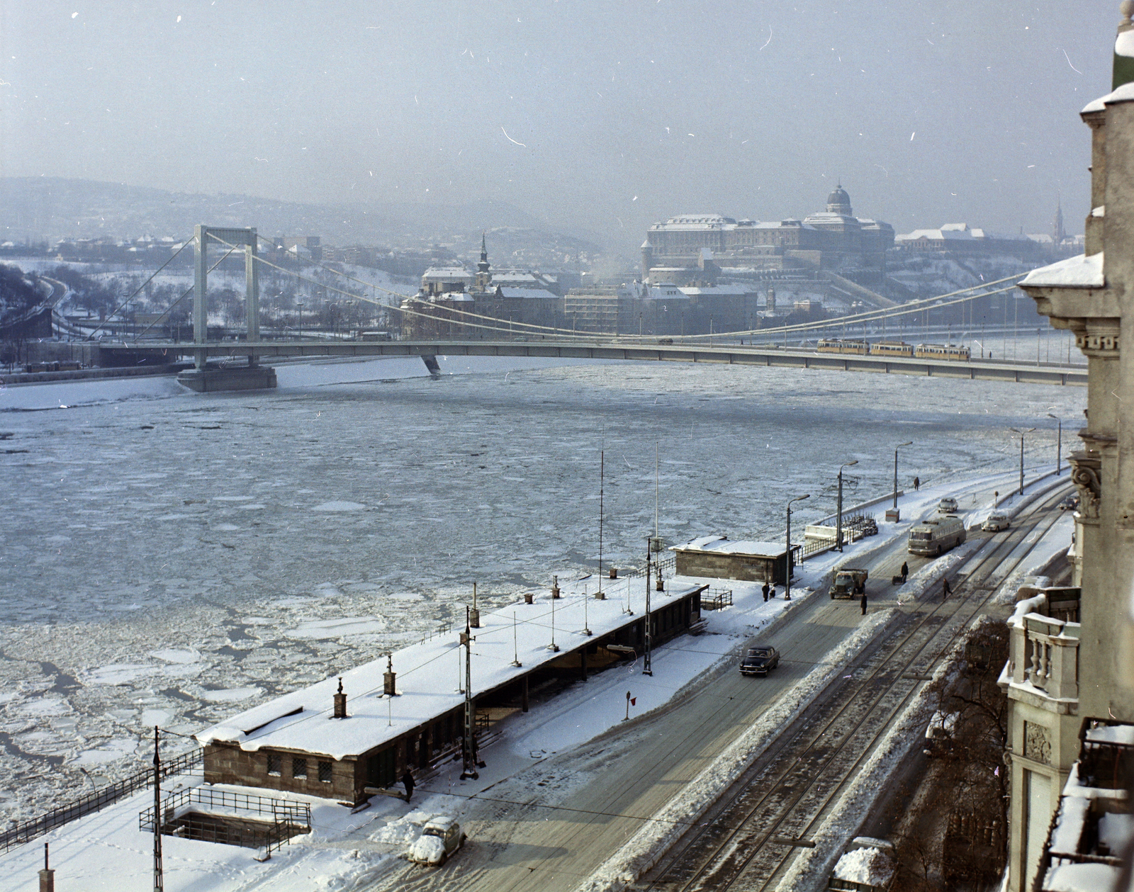 Magyarország, Budapest V., Belgrád rakpart, előtérben a MAHART nemzetközi hajóállomása, háttérben az Erzsébet híd., 1971, FŐFOTÓ, Budapest, Fortepan #215332