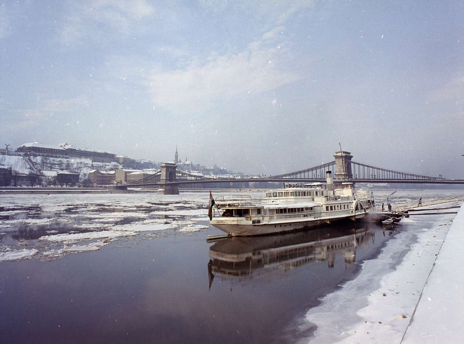 Magyarország, Budapest V., a pesti alsó rakpart a Széchenyi Lánchíd felé nézve., 1971, FŐFOTÓ, Budapest, Fortepan #215333