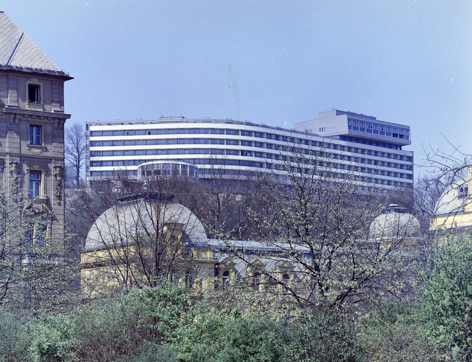 Magyarország, Budapest II., Árpád fejedelem útja, a fák mögött a Lukács fürdő, a háttérben a SZOT szálló., 1971, FŐFOTÓ, Budapest, színes, Fortepan #215338