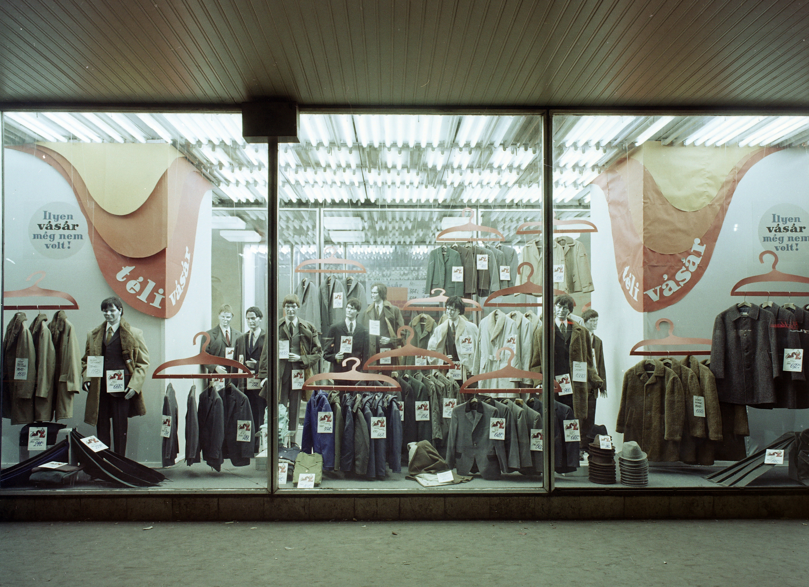 Magyarország, Budapest VIII., Blaha Lujza tér, a Corvin Áruház kirakata., 1971, FŐFOTÓ, Budapest, színes, Fortepan #215345