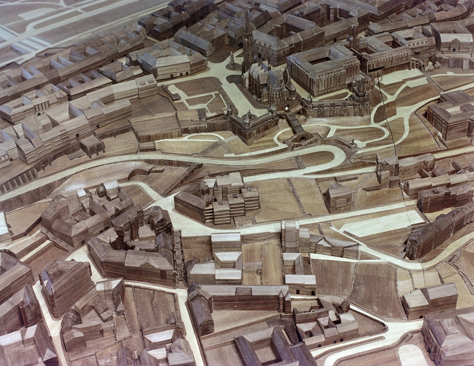 Hungary, Budapest, a Képzőművészeti Kivitelező Vállalat makettkészítő üzemének kivitelezésében készült, 1:500 arányú modell, a Budapest-makett részlete. Fent a Mátyás templom, a Halászbástya és a Hilton szálló., 1971, FŐFOTÓ, model, church, castle, castle district, colorful, Fortepan #215353