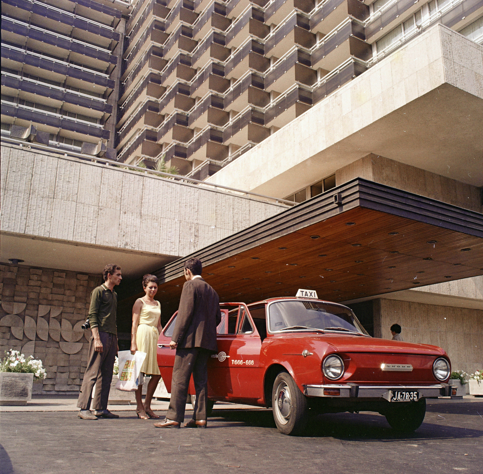 Hungary, Budapest V., Dunakorzó, a felvétel a Hotel Duna Intercontinental bejárata előtt készült. A hotelt és a bejárat melletti domborművet Finta József építész tervezte., 1971, FŐFOTÓ, taxicab, number plate, Budapest, colorful, Fortepan #215365