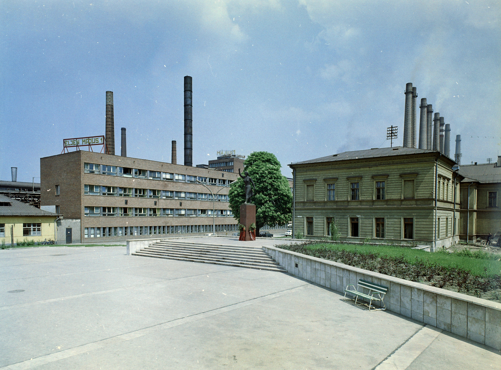Magyarország, Ózd, Október 23. tér, Felszabadulási emlékmű (később Hírvivő) Pátzay Pál 1970-ben felavatott alkotása. Háttérben a Városháza., 1971, FŐFOTÓ, színes, Fortepan #215370