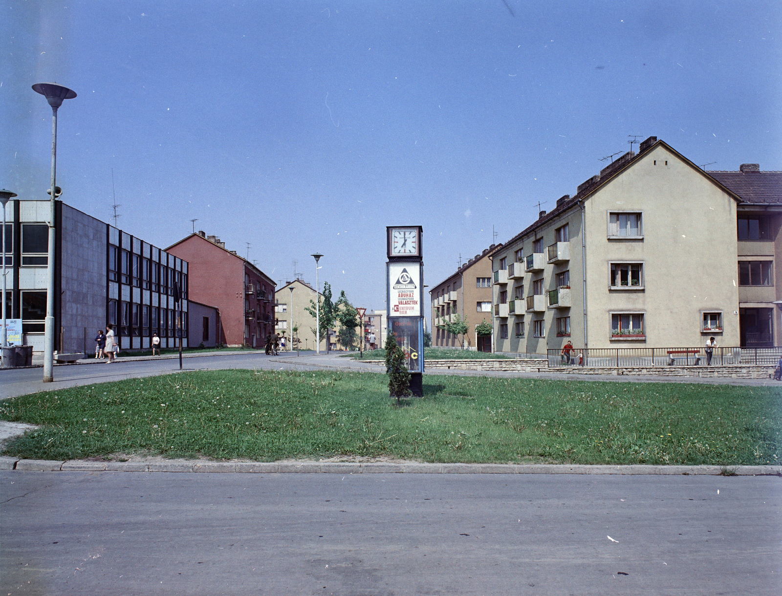 Magyarország, Ózd, Árpád vezér út, balra a 29. számú épület a Kun Béla Művelődési Ház (később Civil Ház)., 1971, FŐFOTÓ, színes, Fortepan #215372