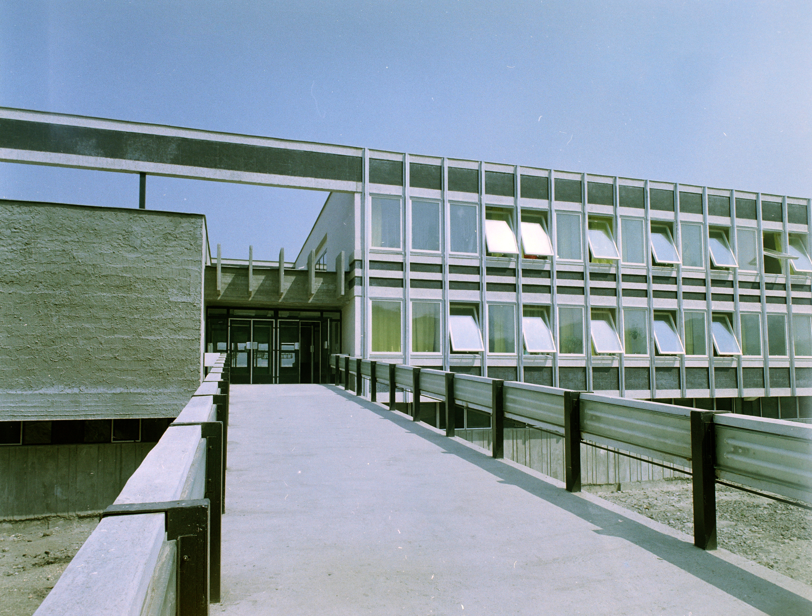 Magyarország, Ózd, Vasvár (Vörös Hadsereg) út 56., Városi Tanács (később Vasvár úti Általános Iskola Tehetséggondozó központ)., 1971, FŐFOTÓ, színes, Fortepan #215373