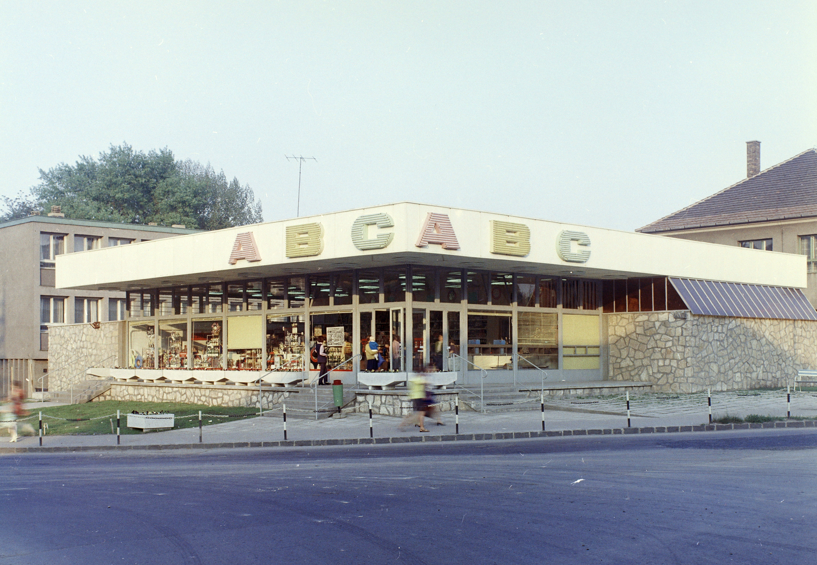 Magyarország, Tatabánya, Semmelweis utca, ABC Áruház a Népház utca sarkán., 1971, FŐFOTÓ, színes, Fortepan #215397