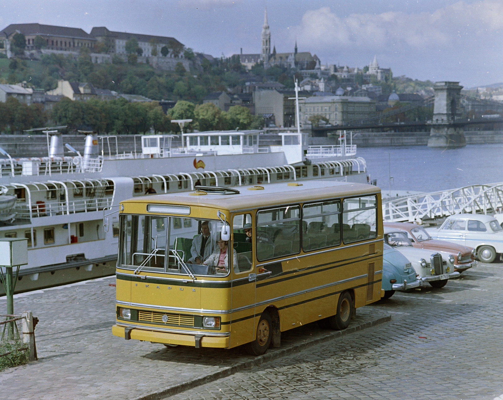 Magyarország, Budapest V., pesti alsó rakpart, Ikarus 663 típusú autóbusz, mögötte a DRUŽBA csehszlovák üdülőhajó., 1971, FŐFOTÓ, Budapest, Mercedes-márka, autóbusz, rakpart, hajó, Ikarus-márka, színes, Fortepan #215403