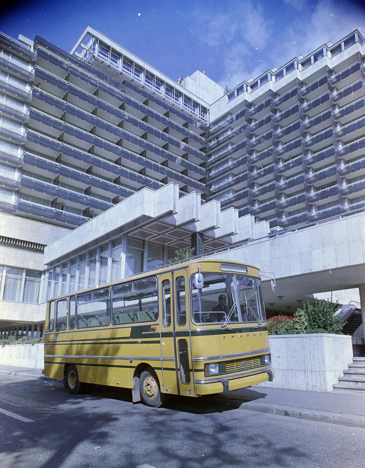 Hungary, Budapest V., Dunakorzó, a felvétel a Hotel Duna Intercontinental előtt készült. Ikarus 663 típusú autóbusz, 1971, FŐFOTÓ, Budapest, Ikarus-brand, Fortepan #215404