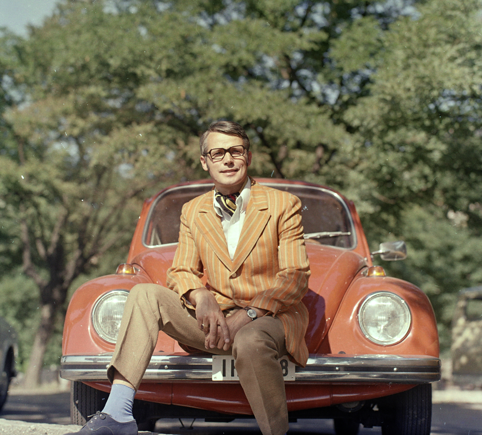 Hungary, Albertini János manöken., 1971, FŐFOTÓ, Volkswagen Beetle, colorful, Fortepan #215407