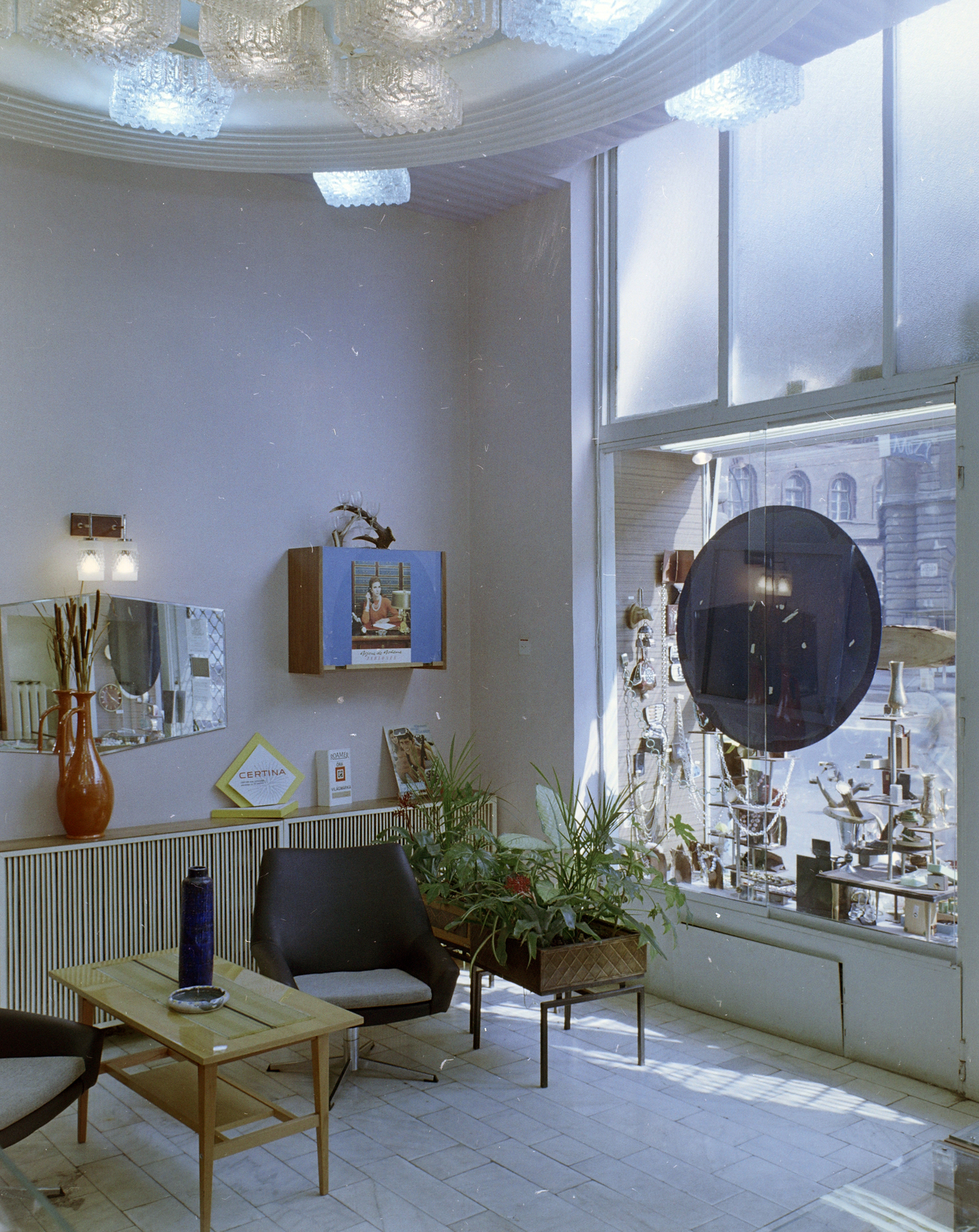 Hungary, Budapest VIII., József körút 7., az Óra és Ékszer Kereskedelmi Vállalat boltja. A portál üvegen át szemben, a Népszínház utca torkolatánál, az egykori ipari felső iskola látszik., 1971, FŐFOTÓ, Budapest, colorful, Fortepan #215412