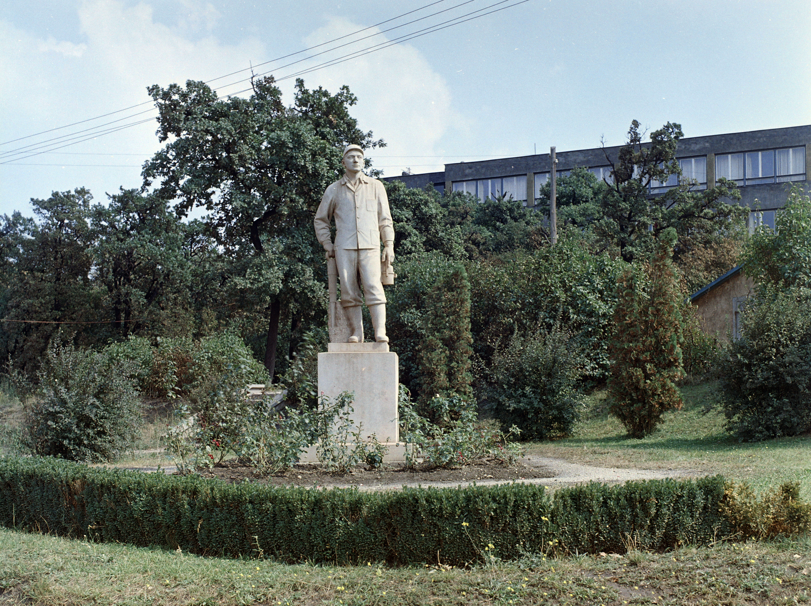 Magyarország, Kincsesbánya, Bányász szobor (Győri Dezső, 1964.), a bauxitbánya rakodótelepe felől nézve., 1971, FŐFOTÓ, Fortepan #215415