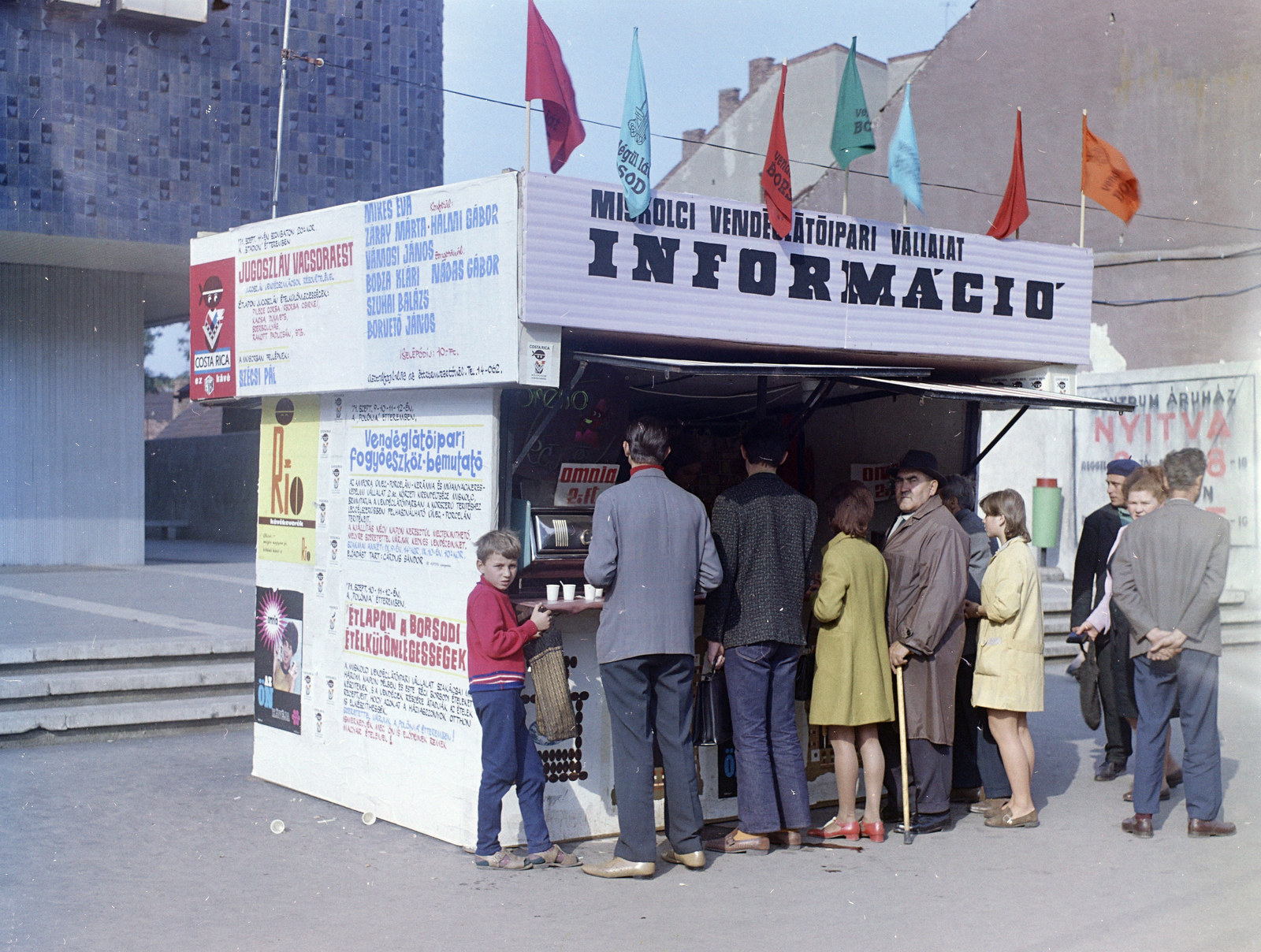 Magyarország, Miskolc, Széchenyi utca 111., a Miskolci Vendéglátóipari Vállalat információs pultja a Centrum Áruház előtt., 1971, FŐFOTÓ, Best of, színes, sorbanállás, pavilon, Fortepan #215417
