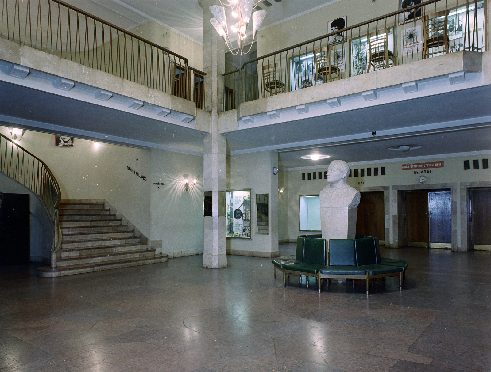 Hungary, Zalaegerszeg, Széchenyi tér 4., Ady (később Art) mozi. Ady Endre mellszobra (Kamotsay István, 1958.)., 1971, FŐFOTÓ, colorful, Fortepan #215427