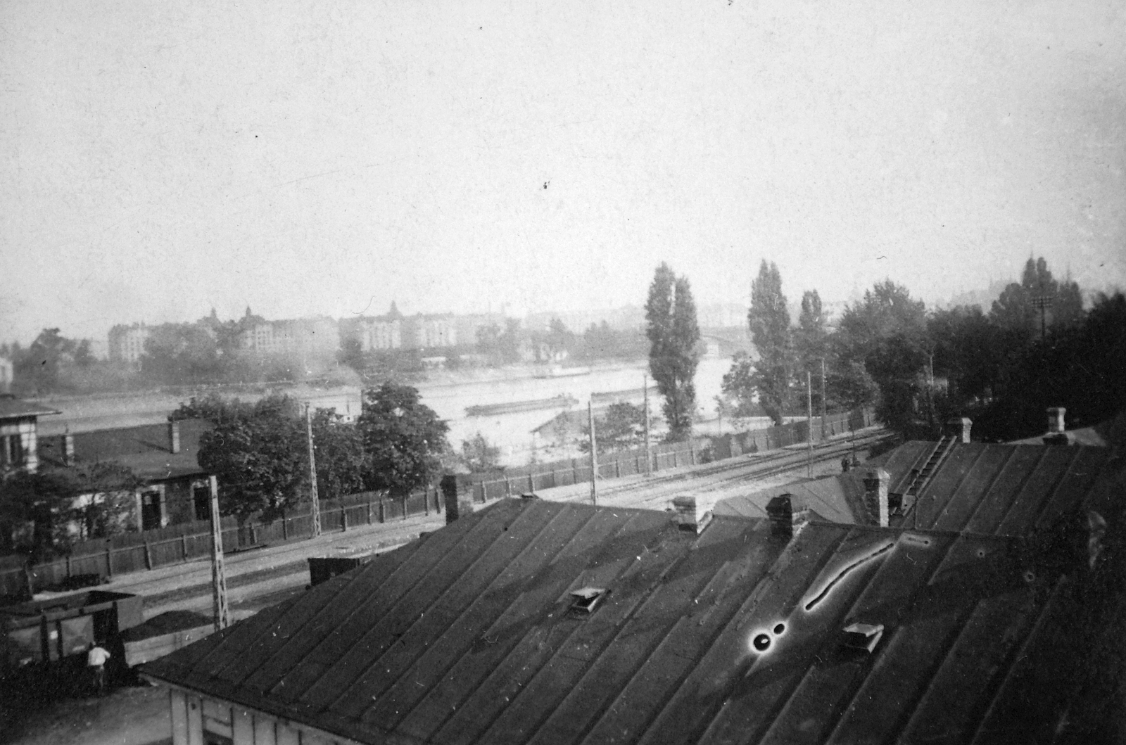Hungary, Budapest II., Árpád fejedelem útja (Újlaki rakpart) a Komjádi Béla (Zátony, később Monitor) utca felől, a Buda-Császárfürdő állomásépület emeletéről nézve., 1928, Hegedűs Judit, railway, river, barge, roof, commuter train, Budapest, Fortepan #21543