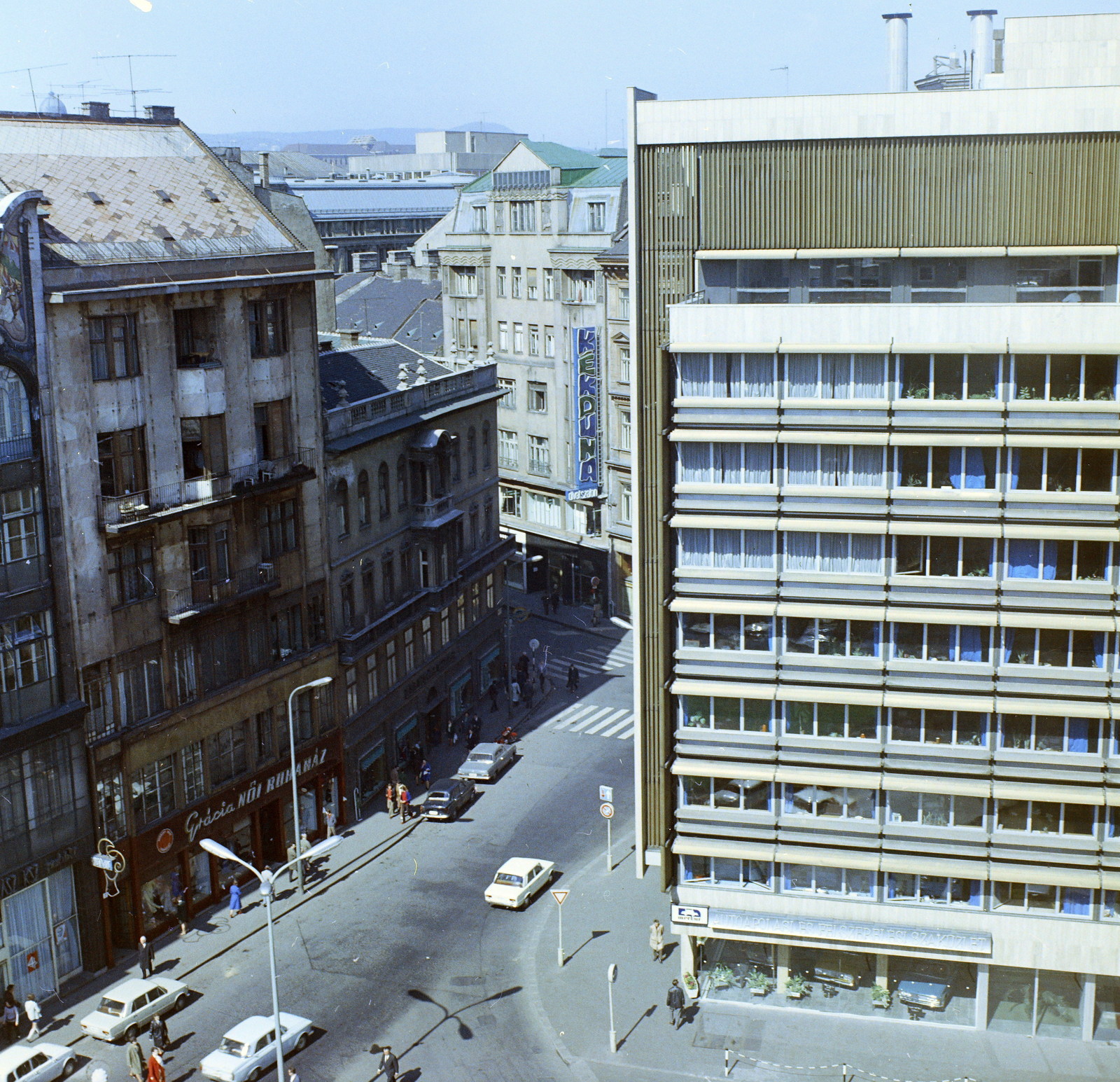 Magyarország, Budapest V., Szervita (Martinelli) tér az Országos Műszaki Fejlesztési Bizottság (OMFB) székházától balra a Kristóf tér., 1971, FŐFOTÓ, Budapest, színes, Fortepan #215433