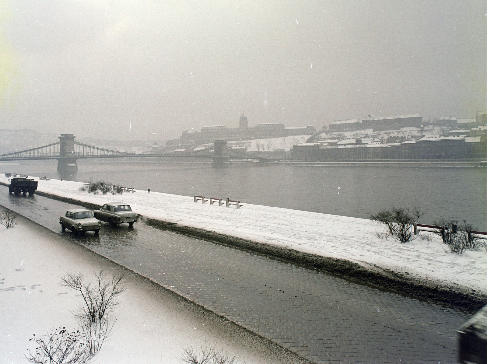 Magyarország, Budapest I.,Budapest V., pesti alsó rakpart, szemben a Széchenyi Lánchíd és a Budavári Palota (korábban Királyi Palota)., 1971, FŐFOTÓ, Budapest, színes, Fortepan #215436