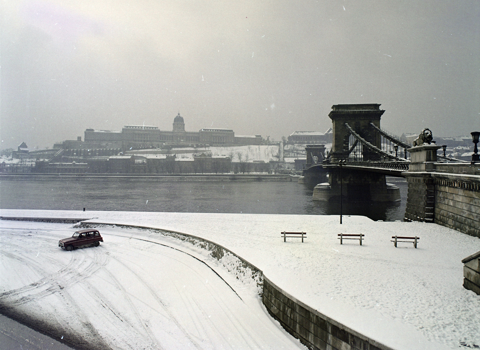 Magyarország, Budapest I.,Budapest V., a pesti alsó rakpart a Széchenyi Lánchíd pesti hídfőjénél, szemben a Budavári Palota (korábban Királyi Palota)., 1971, FŐFOTÓ, Budapest, Fortepan #215437