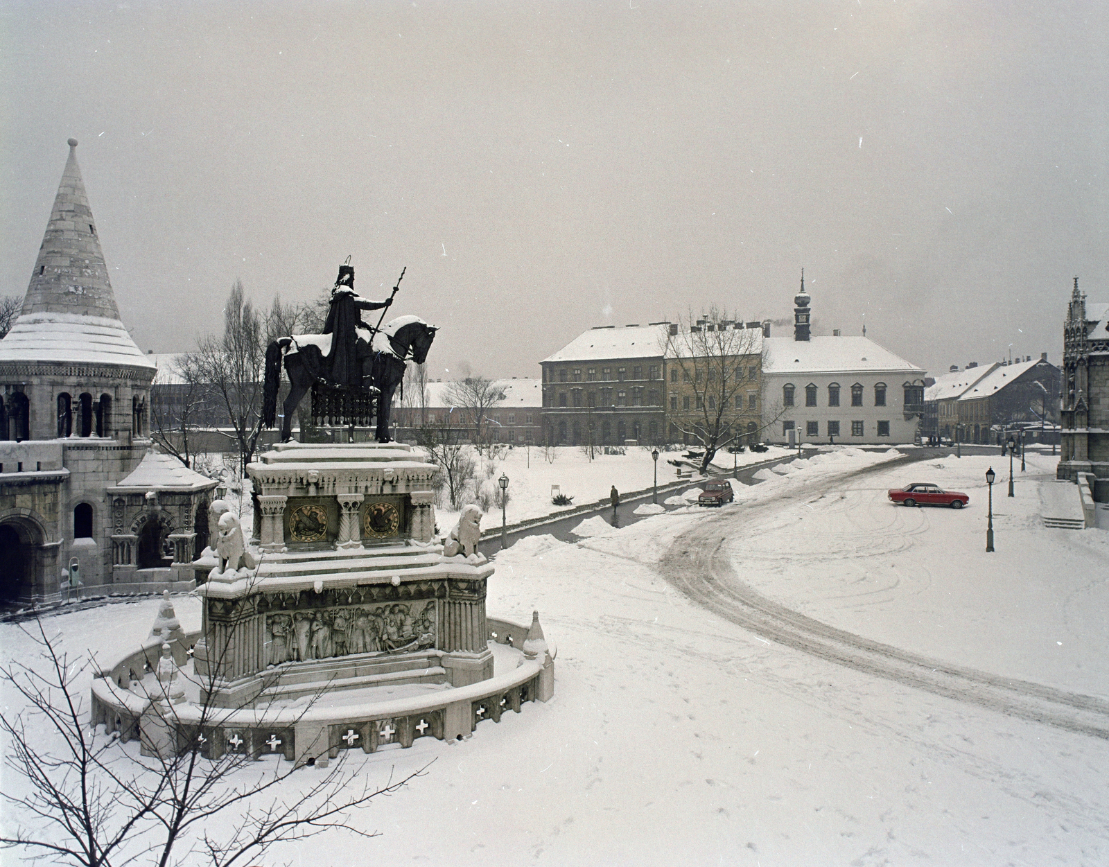 Magyarország, budai Vár, Budapest I., Szentháromság tér, Szent István szobra (Stróbl Alajos, 1906.) a Halászbástyánál. Szemben a Tárnok utca - Szentháromság utca sarkán a régi budai Városháza, jobbra a Mátyás-templom., 1971, FŐFOTÓ, Budapest, színes, Fortepan #215438