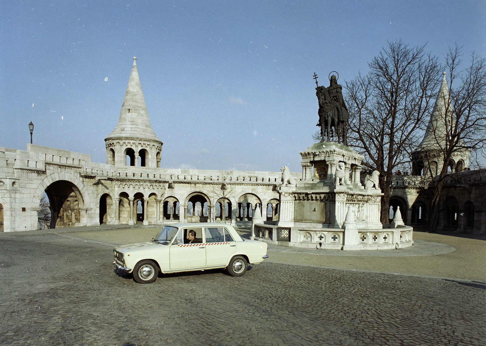 Hungary, Budapest I., Szentháromság tér, Szent István szobra (Stróbl Alajos, 1906.) a Halászbástyánál., 1971, FŐFOTÓ, Budapest, taxicab, Fortepan #215442