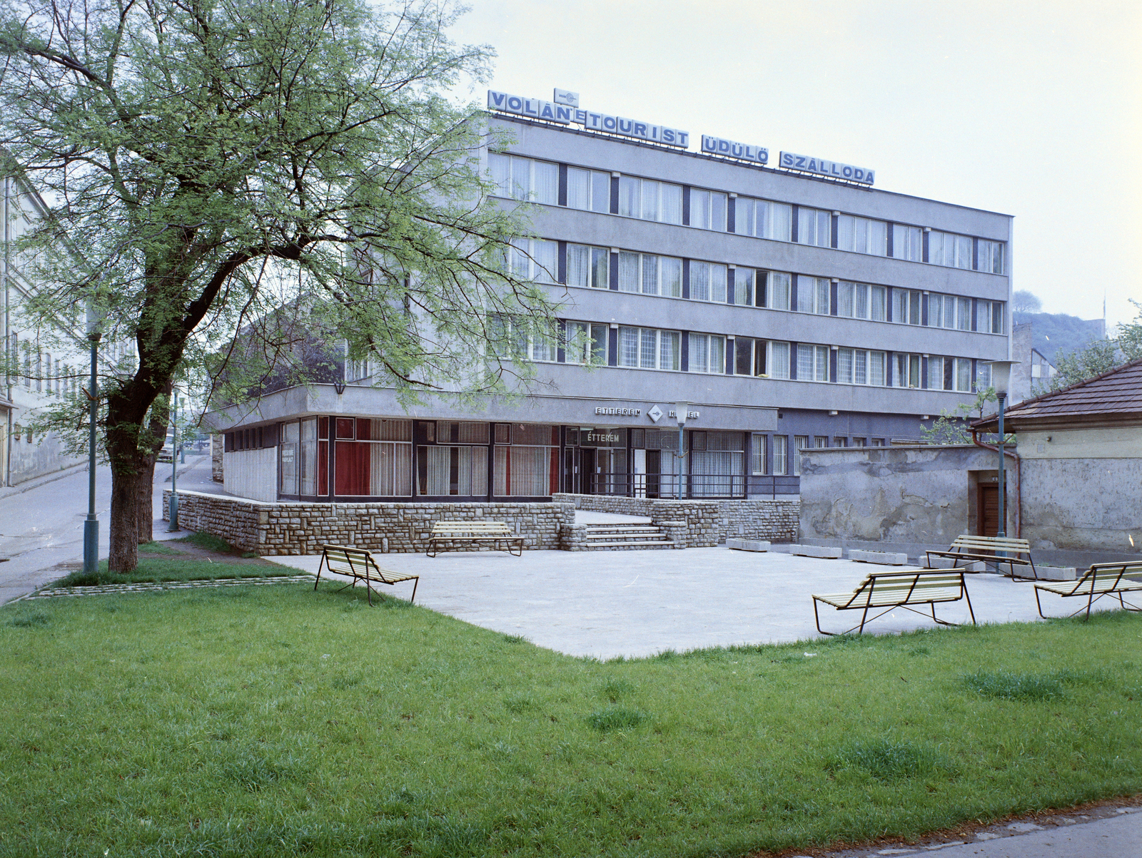 Hungary, Esztergom, Volántourist Üdülő Szálloda (később, az átépítése után, Érseki Papnevelő Intézet) a Kis Duna (Lenin) sétány felől nézve. Balra a Liszt Ferenc utca., 1971, FŐFOTÓ, Fortepan #215449