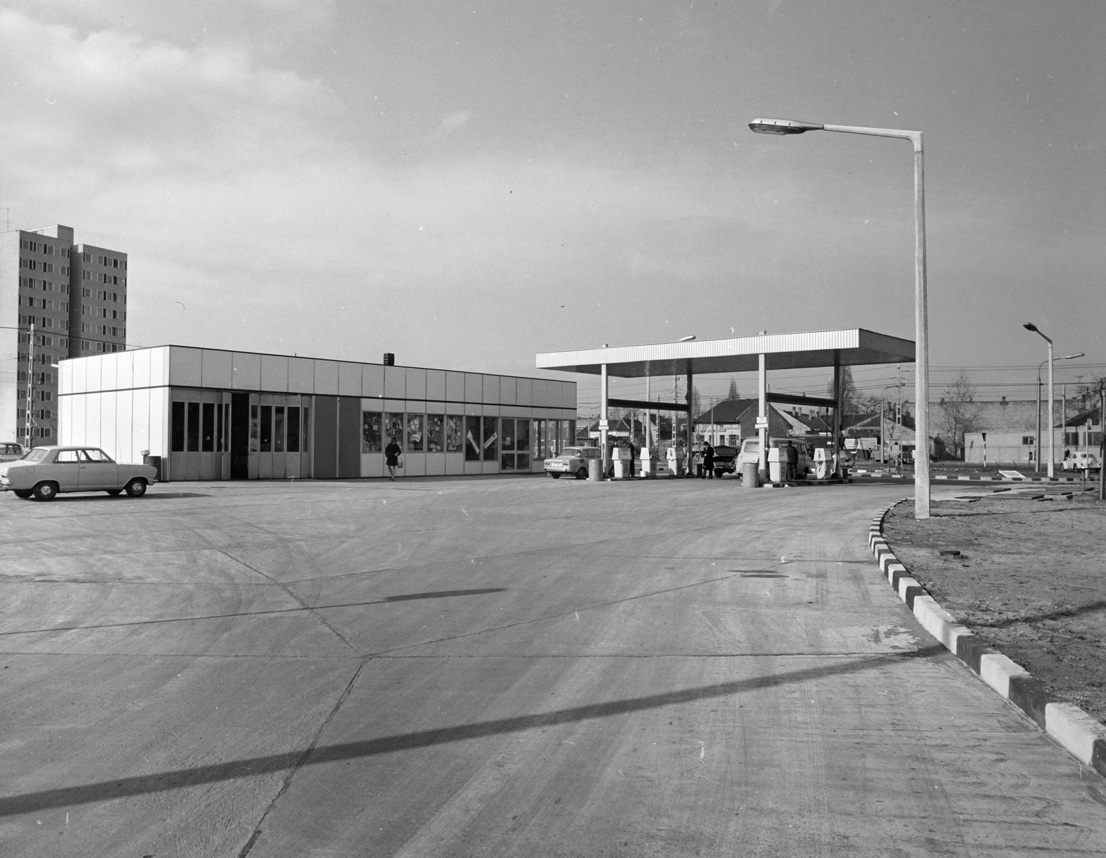 Magyarország, Budapest IV., Pozsonyi utca, benzinkút az Angyalföld kocsiszín előtt, jobbra a háttérben a Chinoin utca épületei látszanak., 1971, FŐFOTÓ, Budapest, Fortepan #215458