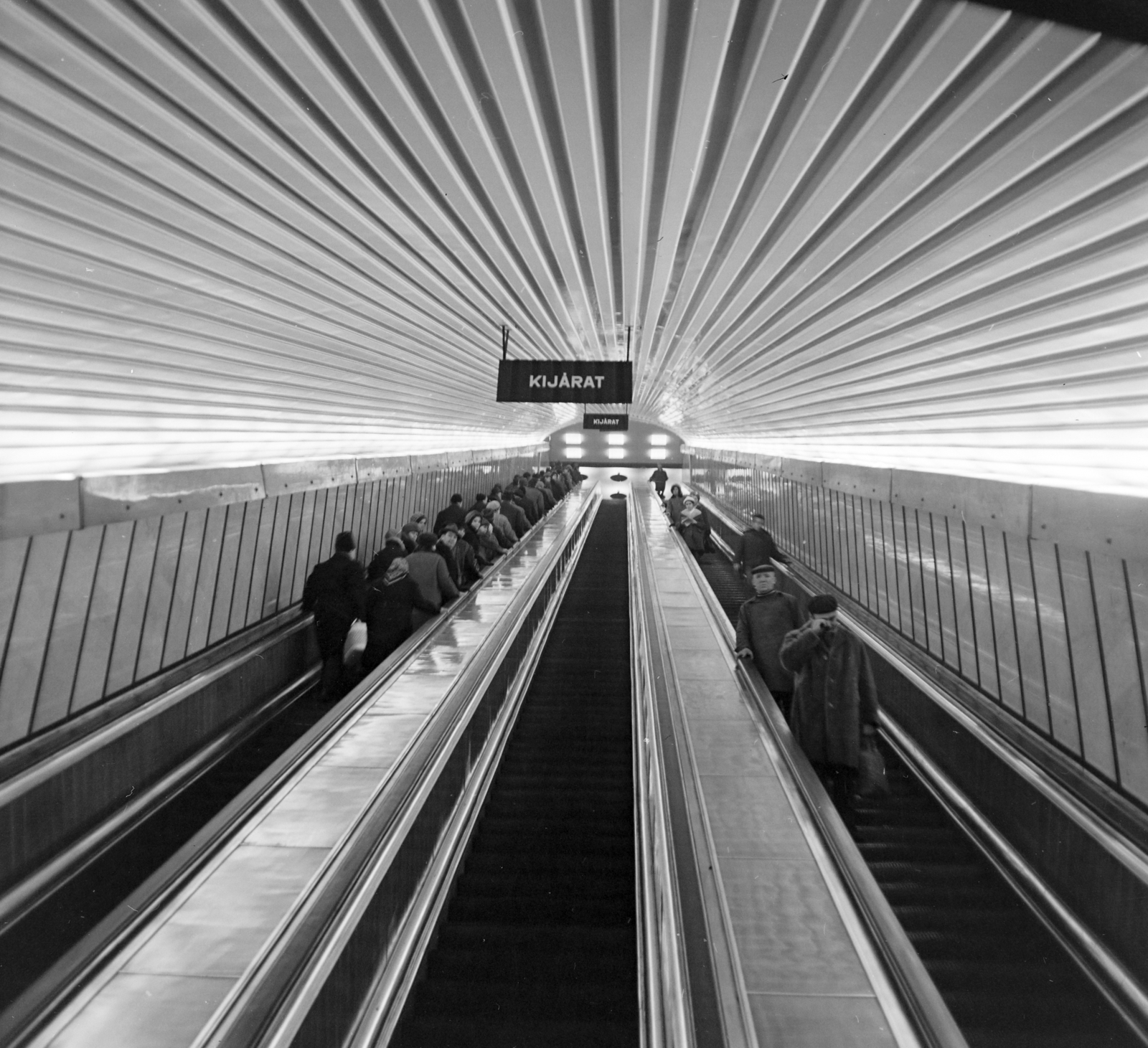 Magyarország, Budapest V., Deák Ferenc tér, metróállomás., 1971, FŐFOTÓ, Budapest, mozgólépcső, Fortepan #215463