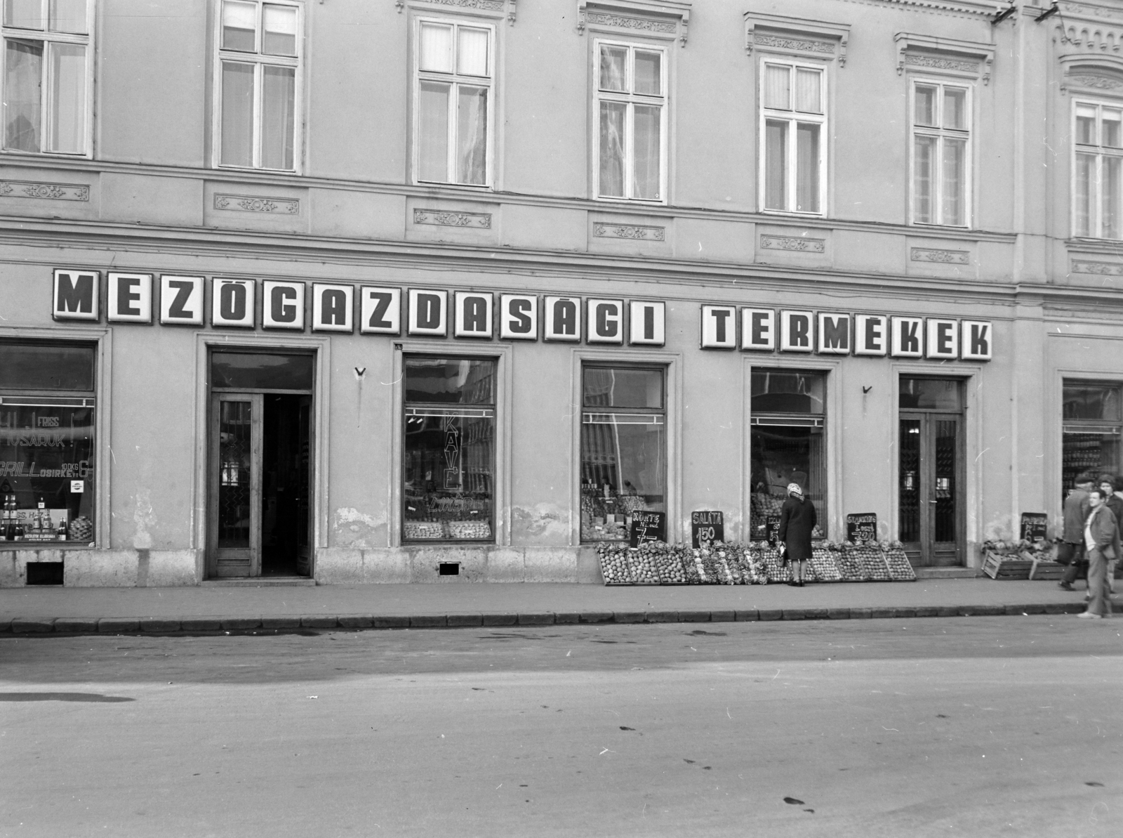 Magyarország, Győr, Aradi vértanúk útja 18., Mezőgazdasági Termékek Boltja., 1972, FŐFOTÓ, mezőgazdasági bolt, Fortepan #215477