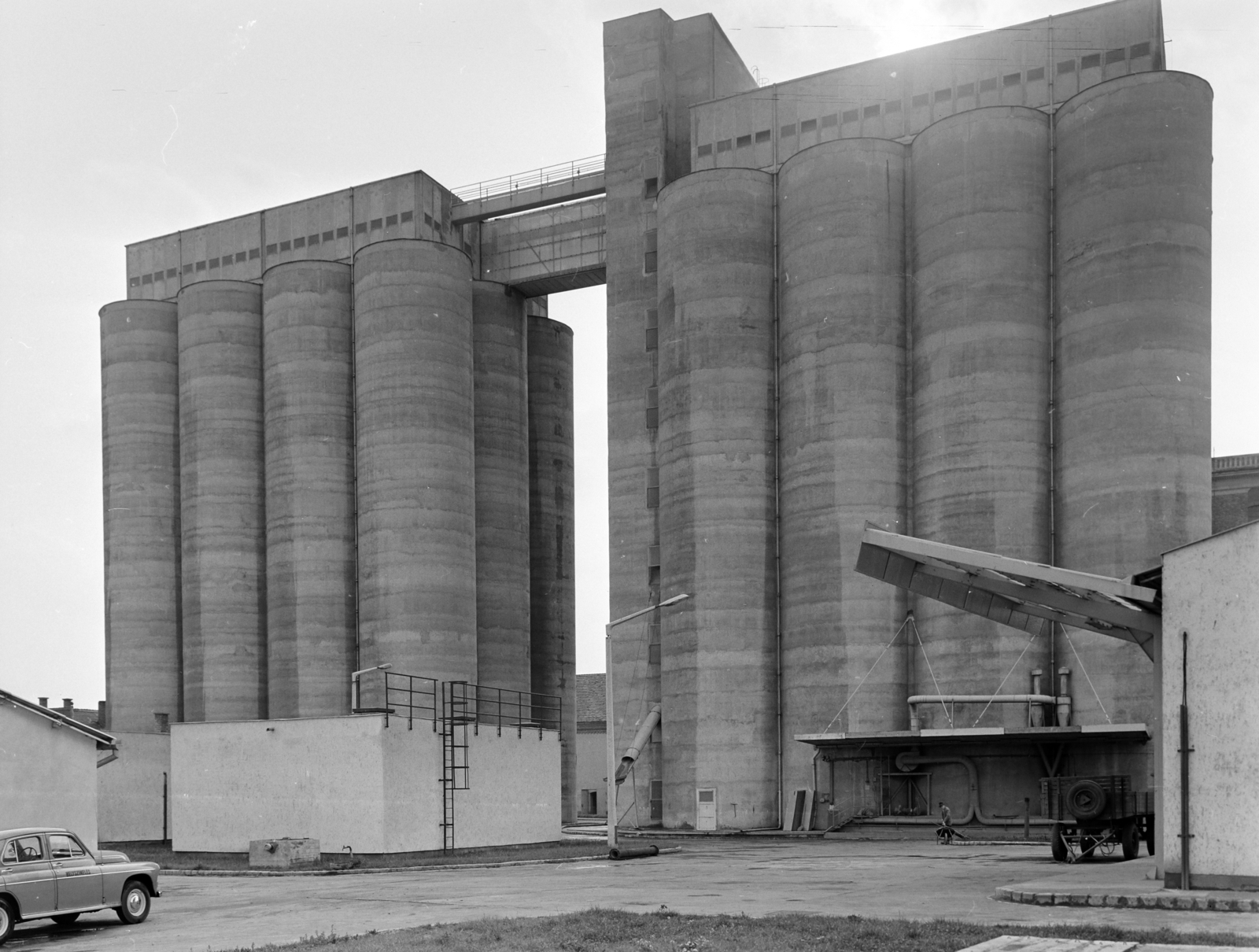 Hungary, Orosháza, Október 6. utca 26. a Kossuth Lajos utca sarkán. Orosházi Malom (egykor Tóth-malom), 2x1000 vagonos gabonasiló., 1972, FŐFOTÓ, industrial building, Fortepan #215479