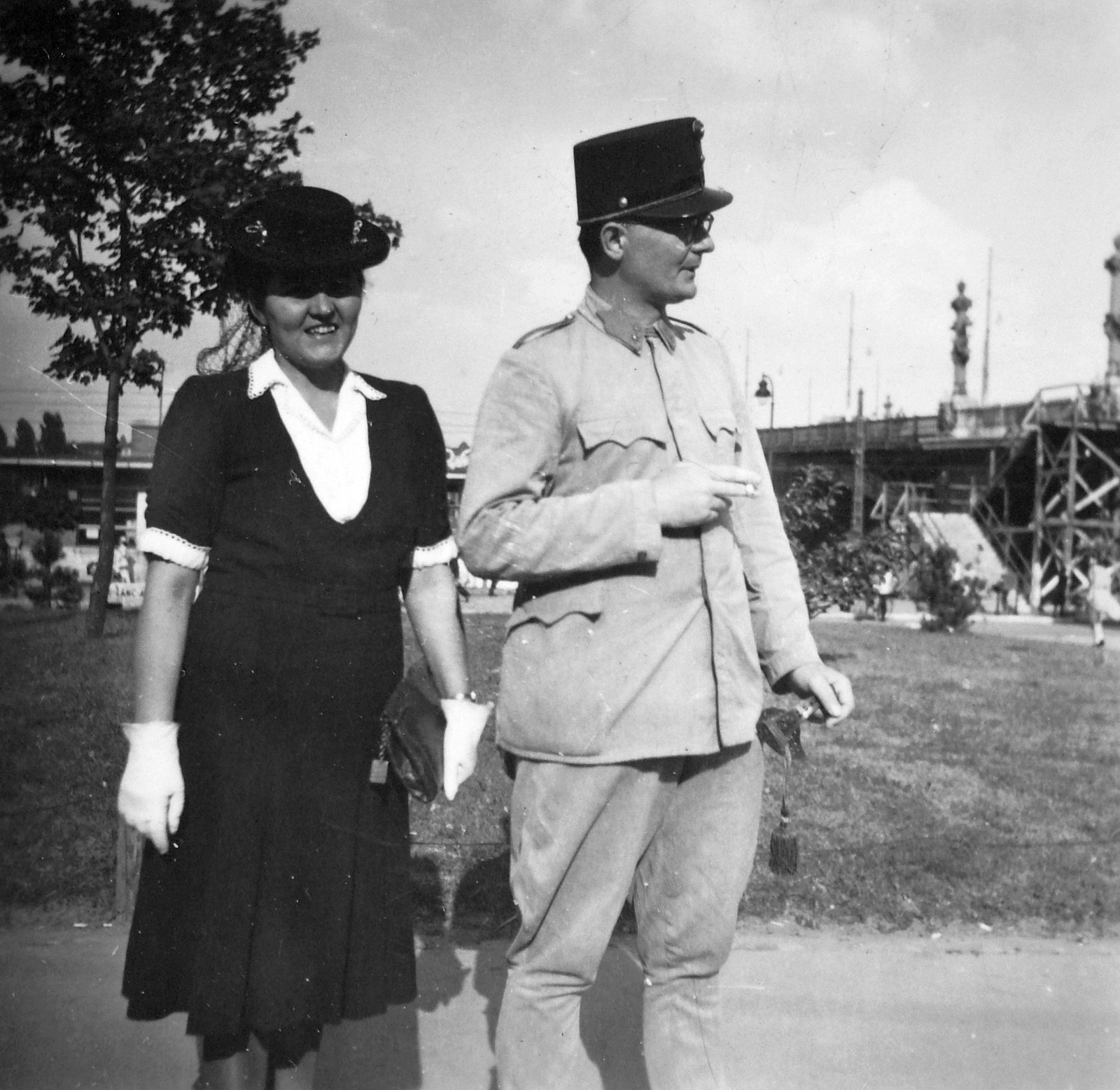 Hungary, Budapest II., Margit híd budai hídfő, a mai Germanus Gyula park., 1938, Hegedűs Judit, uniform, sword, double portrait, Budapest, Fortepan #21548