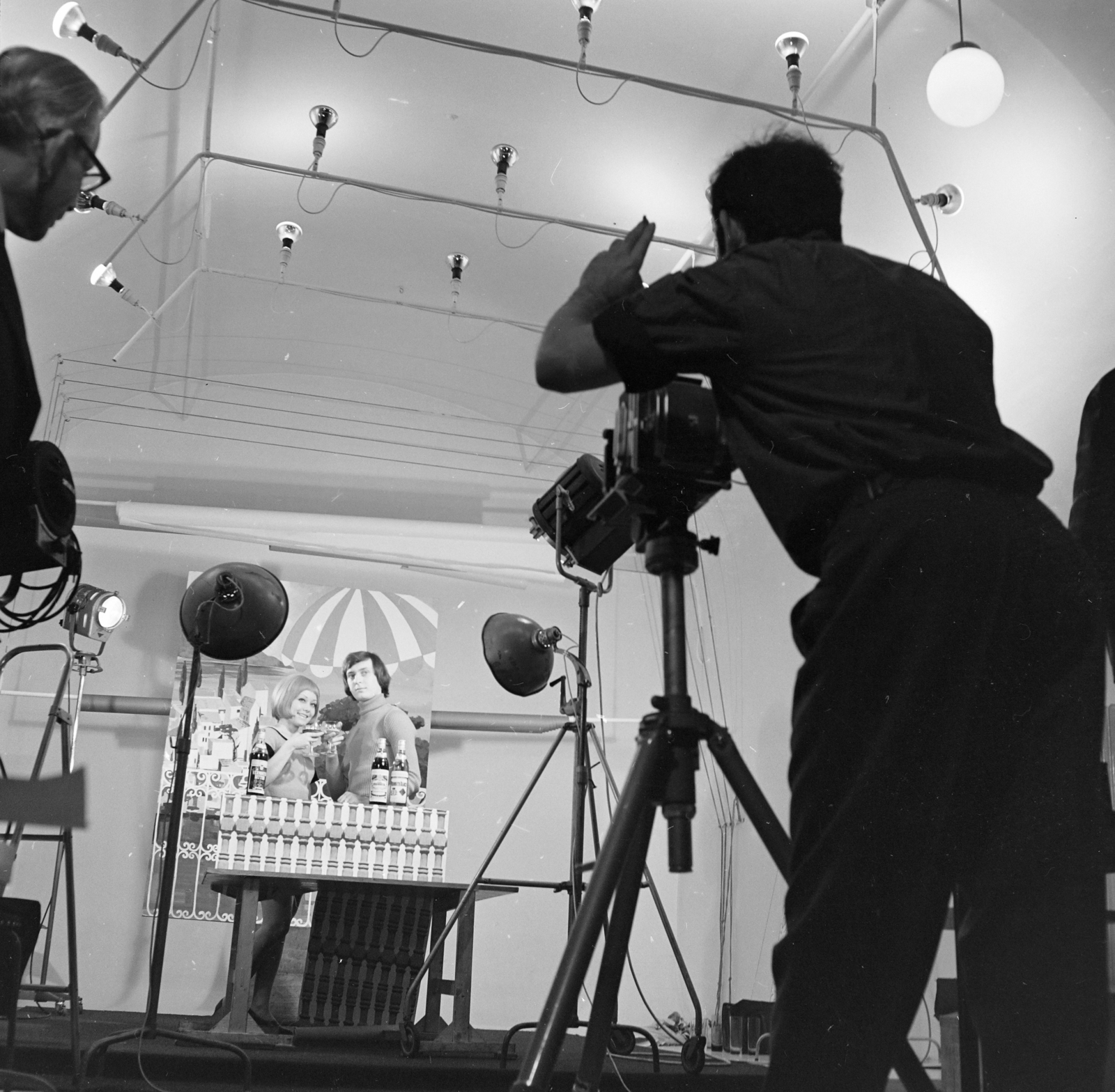 Hungary, Budapest, a műteremben felvételeket készítenek a Magyar Hirdetőnek., 1972, FŐFOTÓ, studio, tripod, advertising photography, Best of, camera, Fortepan #215487