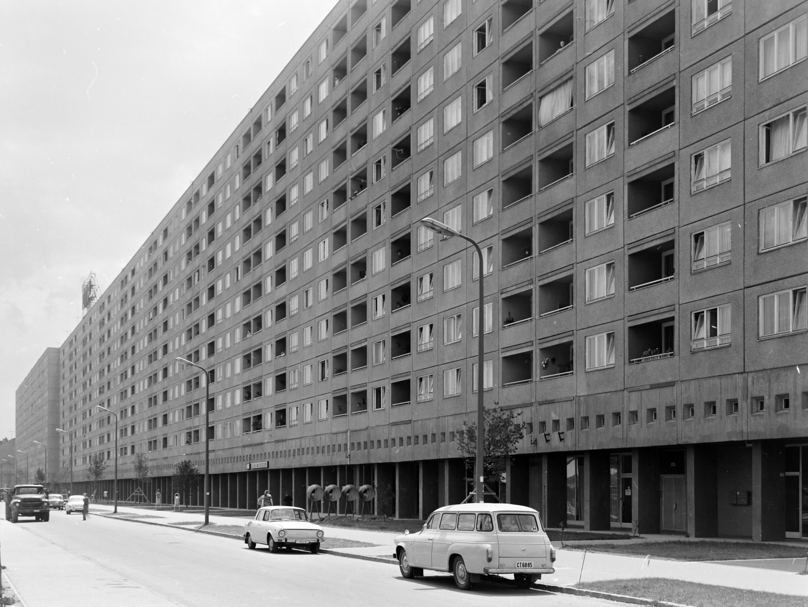 Magyarország, Óbuda, Budapest III., Szőlő utcai sávház (Faluház)., 1972, FŐFOTÓ, panelház, rendszám, Budapest, Fortepan #215492