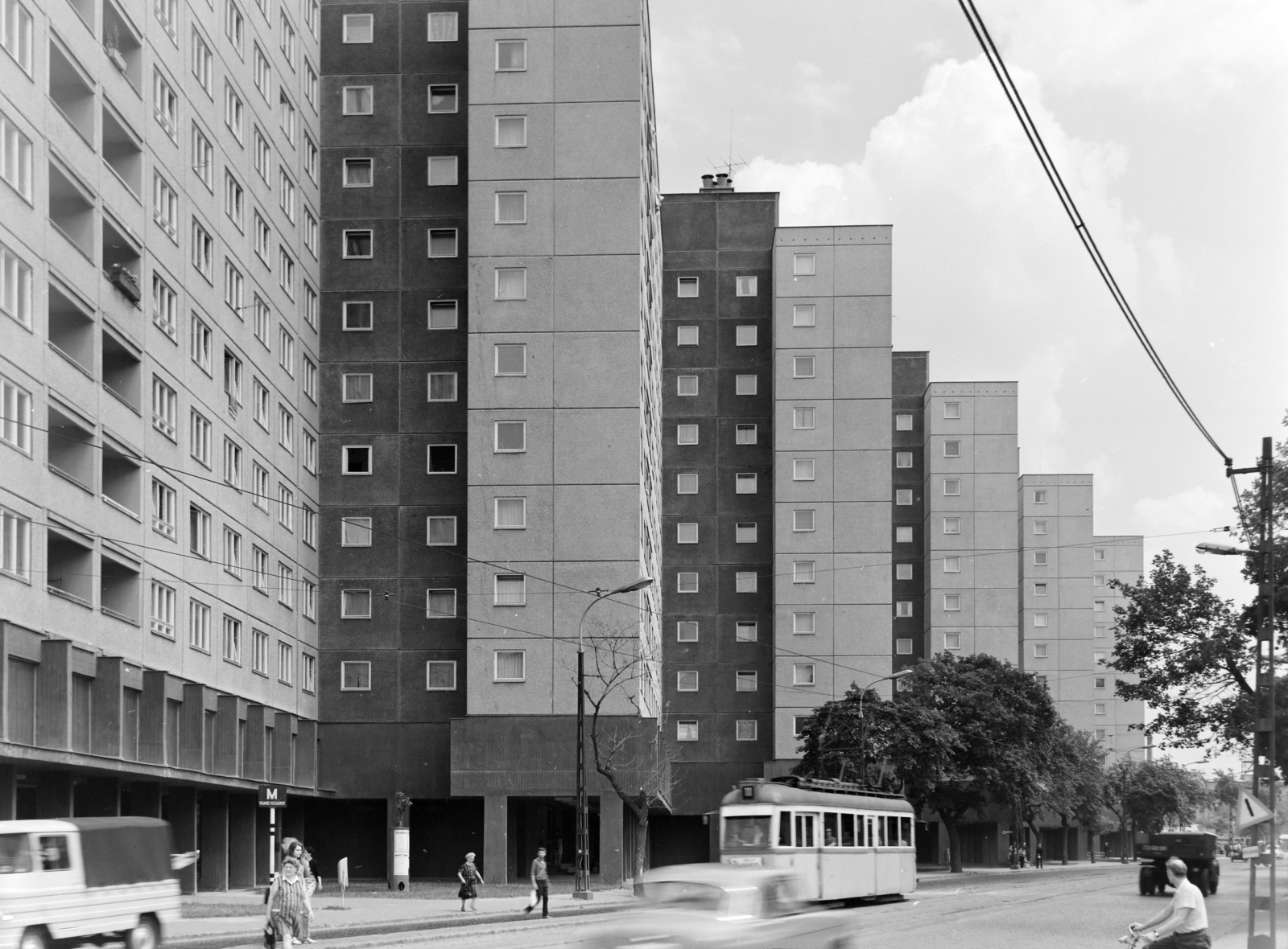 Magyarország, Óbuda, Budapest III., Vörösvári út a Vihar utcától a Flórián tér felé nézve., 1972, FŐFOTÓ, panelház, villamos, Ganz TM, Budapest, Fortepan #215493