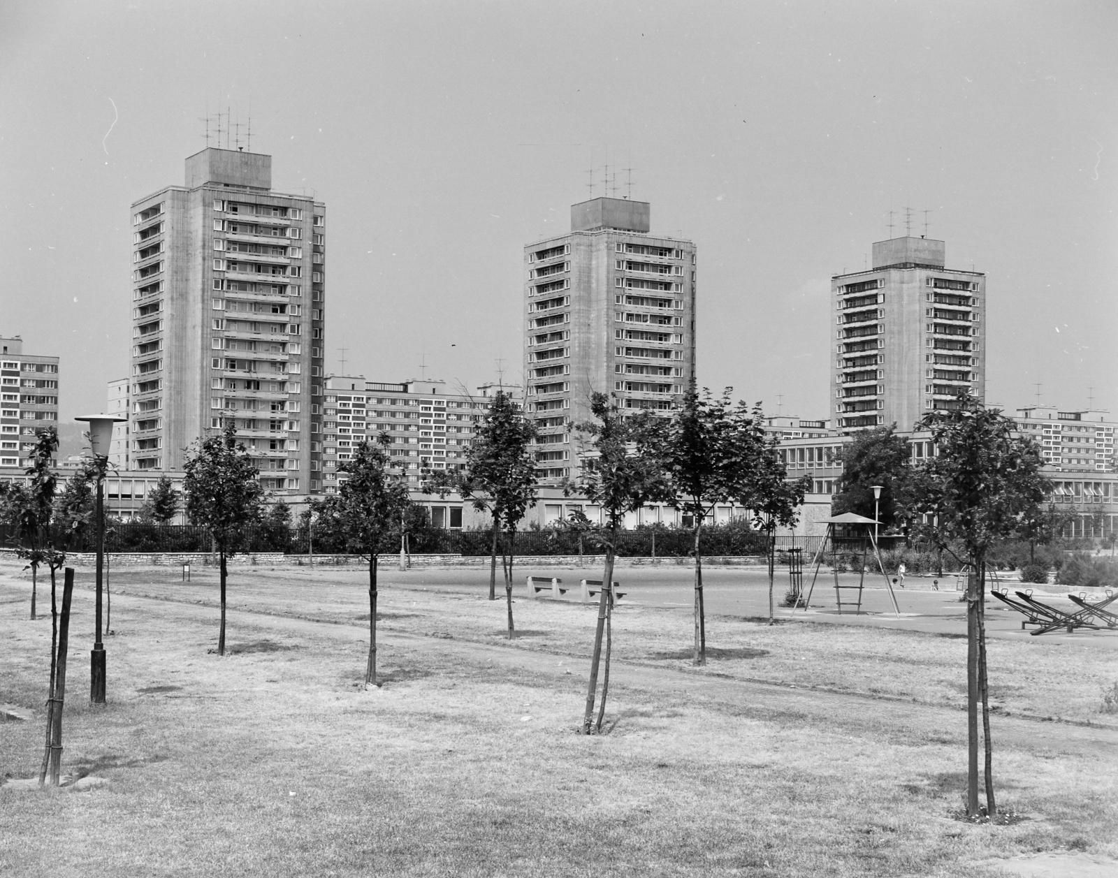 Hungary, Budapest XI., a Mérnök utcai óvoda és a Fejér Lipót utcai toronyházak az Etele (Szakasits Árpád) út irányából nézve., 1972, FŐFOTÓ, Budapest, precast concrete technology, Kelenföld housing complex, Fortepan #215494
