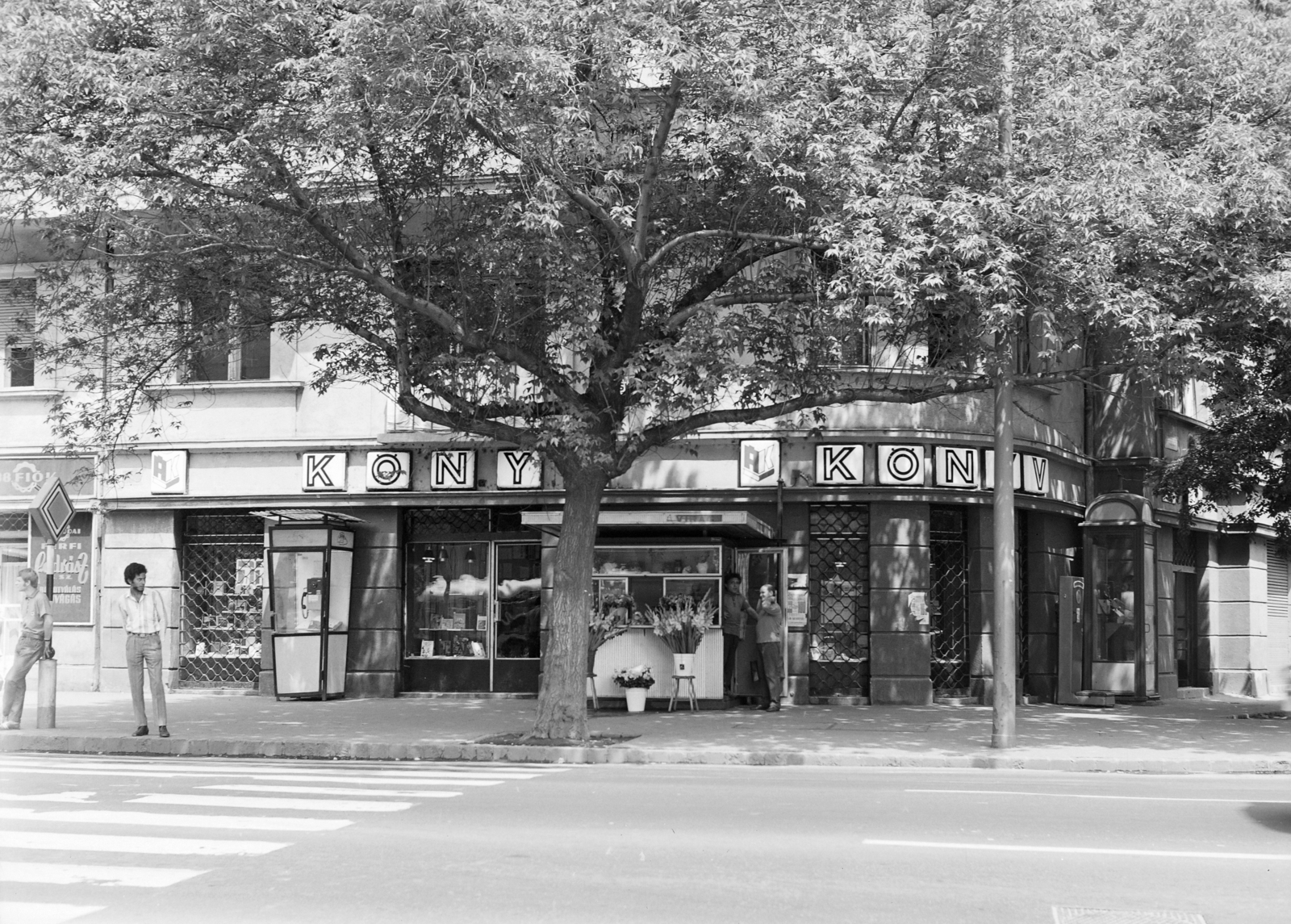 Hungary, Budapest XI., Bocskai út, szemben a Kosztolányi Dezső tér 4-es számú sarokház., 1972, FŐFOTÓ, book store, Budapest, crosswalk, Fortepan #215497