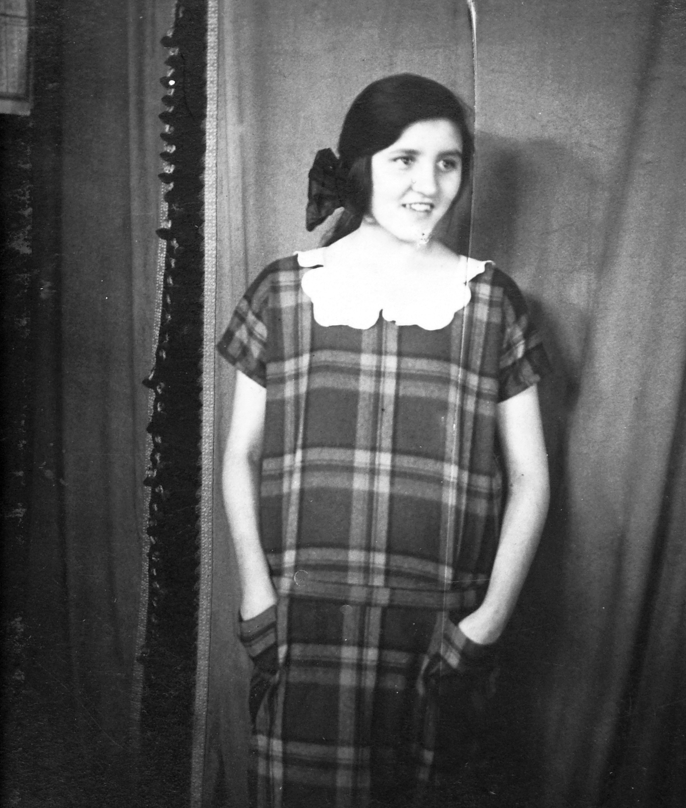 1936, Hegedűs Judit, portrait, curtain, woman, hands in pockets, checked dress, Fortepan #21550