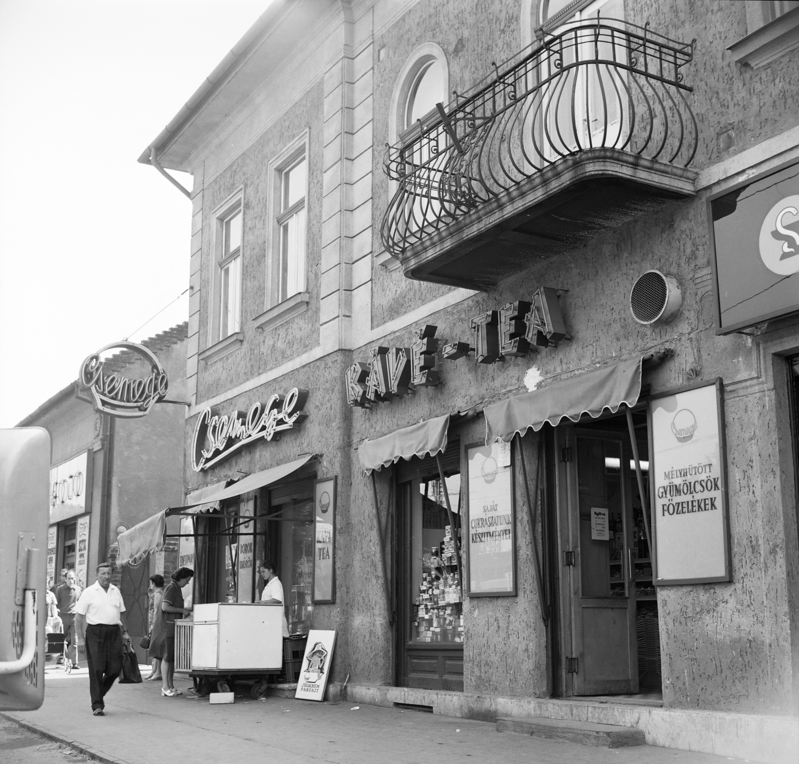 Hungary, Budapest XVIII., Üllői út 425. (Vörös Hadsereg útja 109.), a Csemege Kereskedelmi Vállalat boltja., 1972, FŐFOTÓ, Csemege enterprise, Budapest, coffee-tea shop, balcony, store display, railing, neon sign, Fortepan #215501