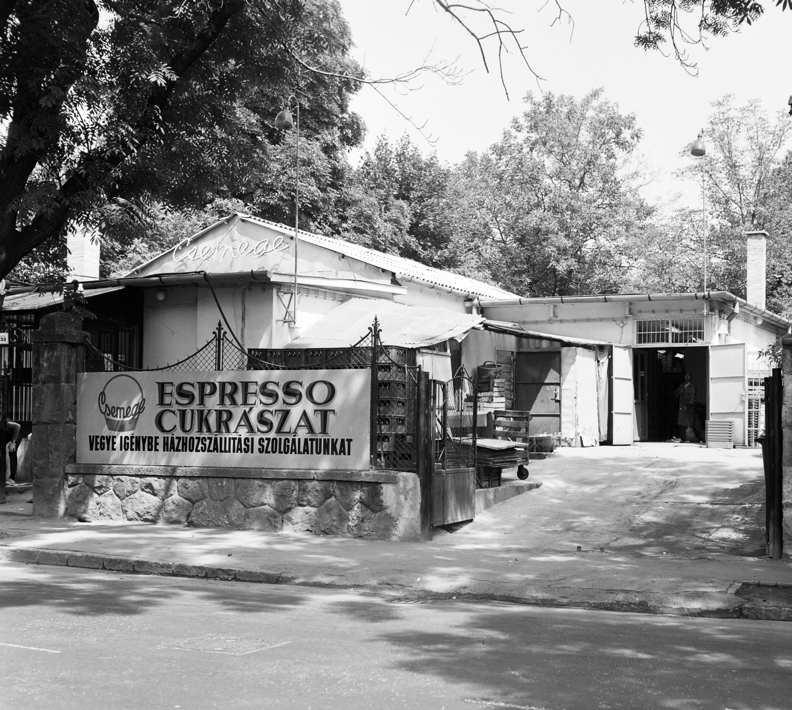 Hungary, Budapest II., Pasaréti út 133., a Csemege Vállalat házhozszállítási szolgálatának telephelye., 1972, FŐFOTÓ, Budapest, Csemege enterprise, sign-board, Fortepan #215502