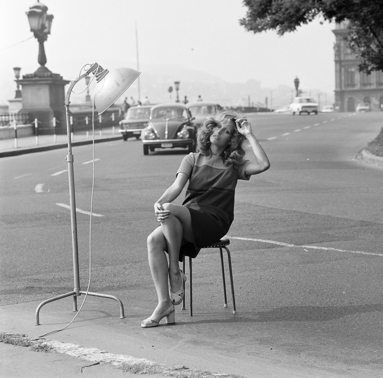 Hungary, Budapest V., Széchenyi István (Roosevelt) tér, háttérben jobbra a Magyar Tudományos Akadémia. Pataki Ági manöken., 1972, FŐFOTÓ, Budapest, Volkswagen Beetle, Fortepan #215516