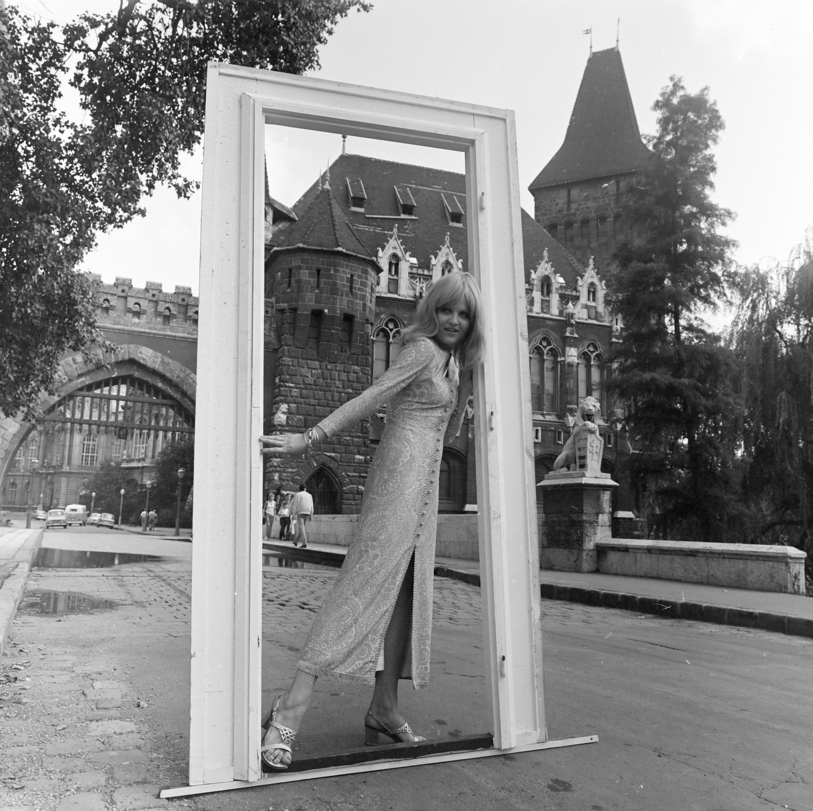 Magyarország, Budapest XIV., Vajdahunyad sétány, híd a várkapu előtt. Bodó Sztenya manöken., 1972, FŐFOTÓ, Budapest, ajtóban állás, Fortepan #215519