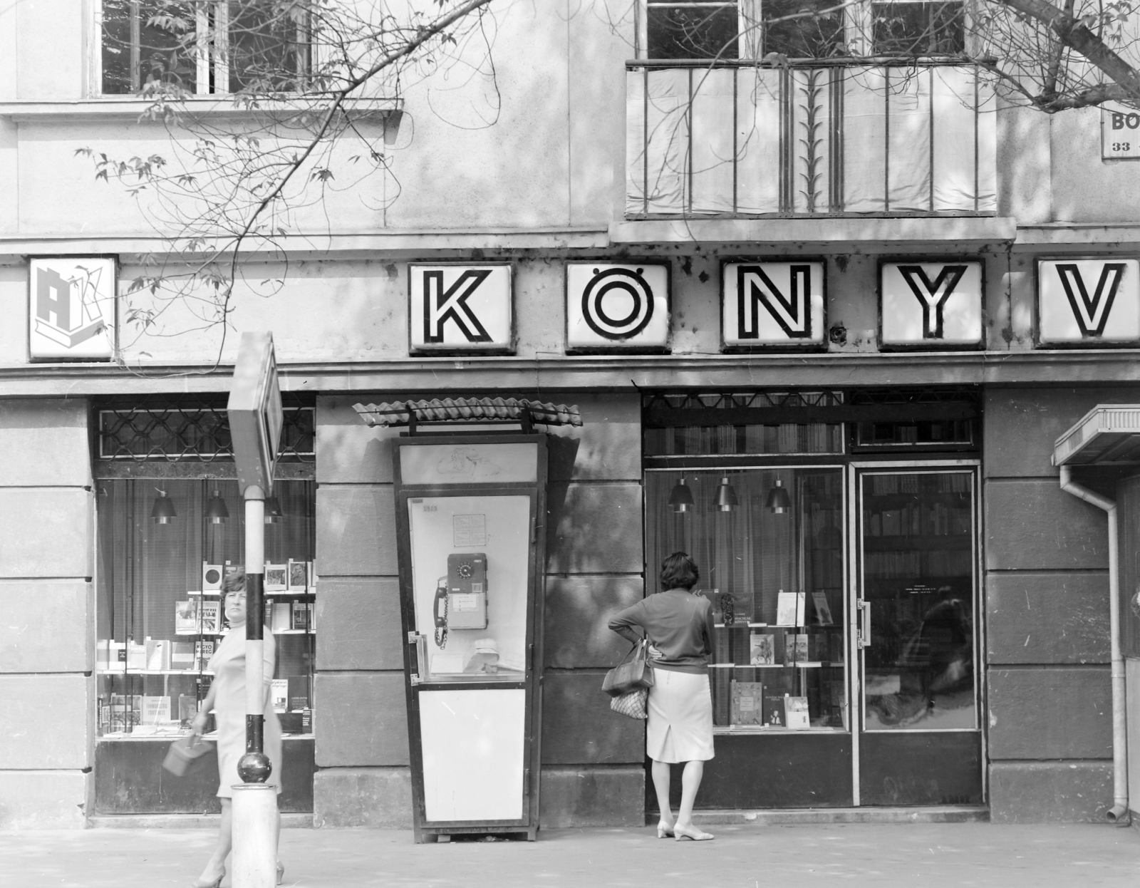 Hungary, Budapest XI., Bocskai út, szemben a Kosztolányi Dezső tér 4-es számú sarokház oldalhomlokzata., 1972, FŐFOTÓ, book store, Budapest, phone booth, Fortepan #215527