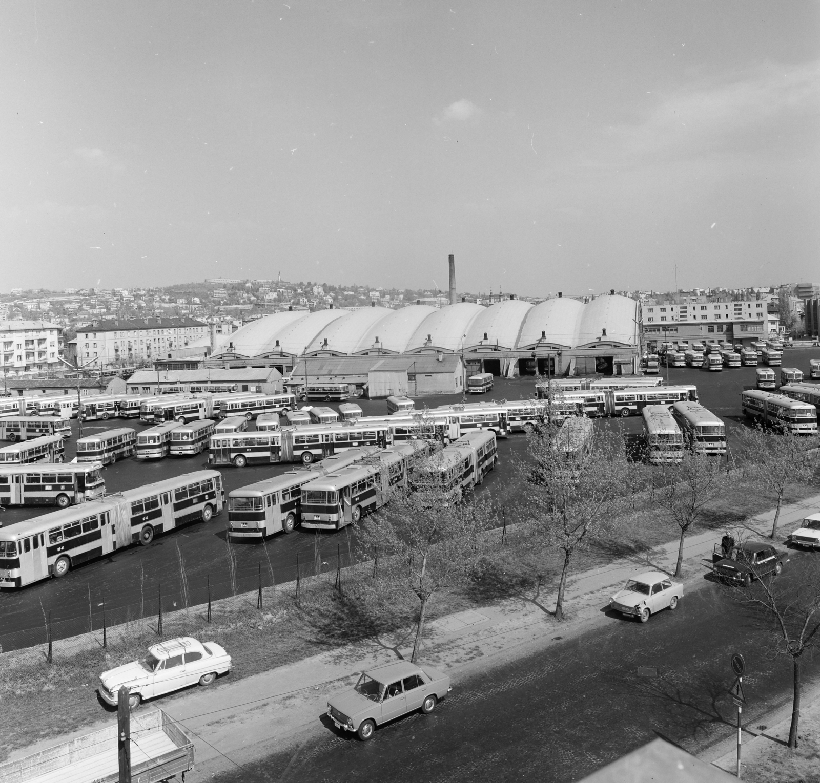 Hungary, Budapest XI., a Kelenföldi buszgarázs, előtérben az Ajnácskő utca., 1972, FŐFOTÓ, bus, Budapest, bus garage, Fortepan #215530
