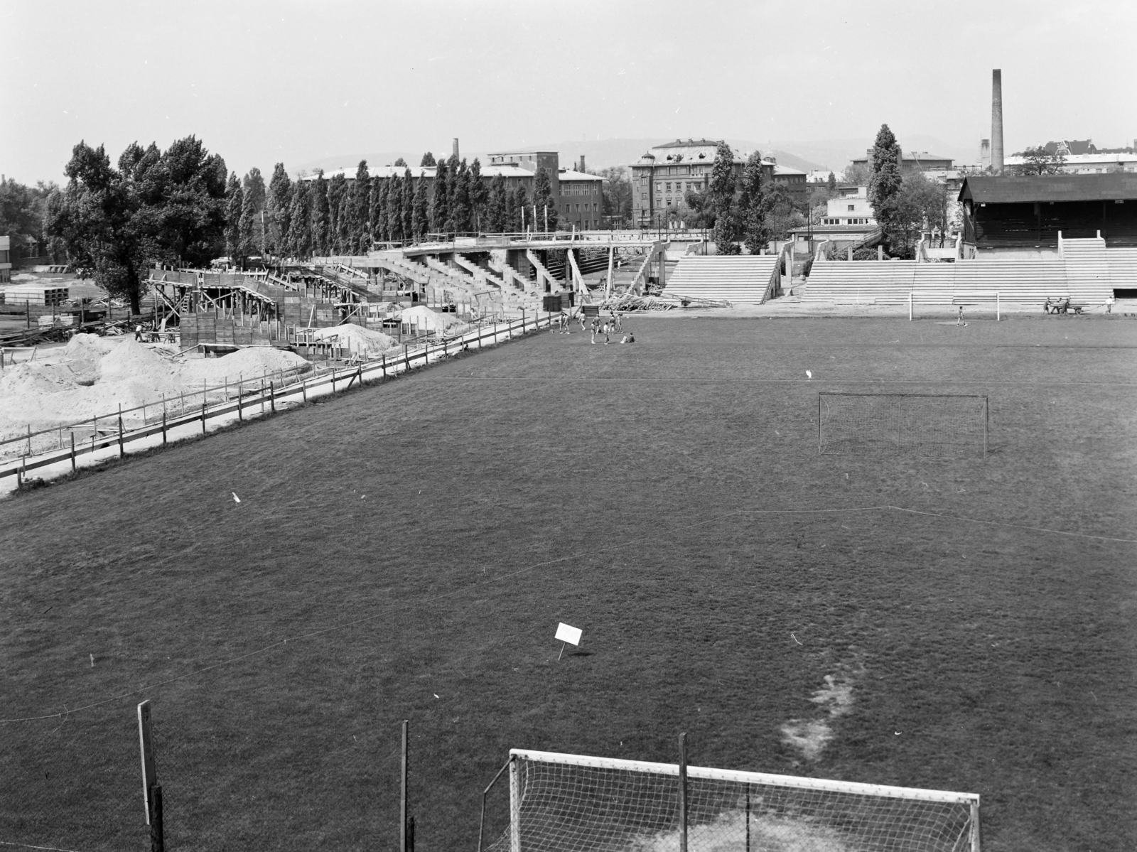 Hungary, Budapest IX., Üllői út, FTC pálya, a stadion építkezése. Háttérben a KÖJÁL (később ÁNTSZ, majd Nemzeti Népegészségügyi Központ) épületei., 1972, FŐFOTÓ, Budapest, Fortepan #215538