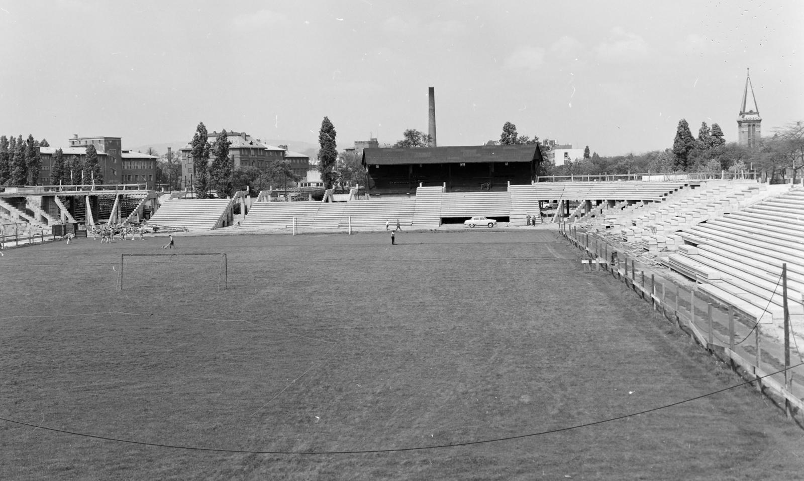 Hungary, Budapest IX., Üllői út, FTC pálya, a stadion építkezése. Háttérben balra a KÖJÁL (később ÁNTSZ, majd Nemzeti Népegészségügyi Központ) épületei, jobbra a református templom tornya., 1972, FŐFOTÓ, Budapest, Fortepan #215539