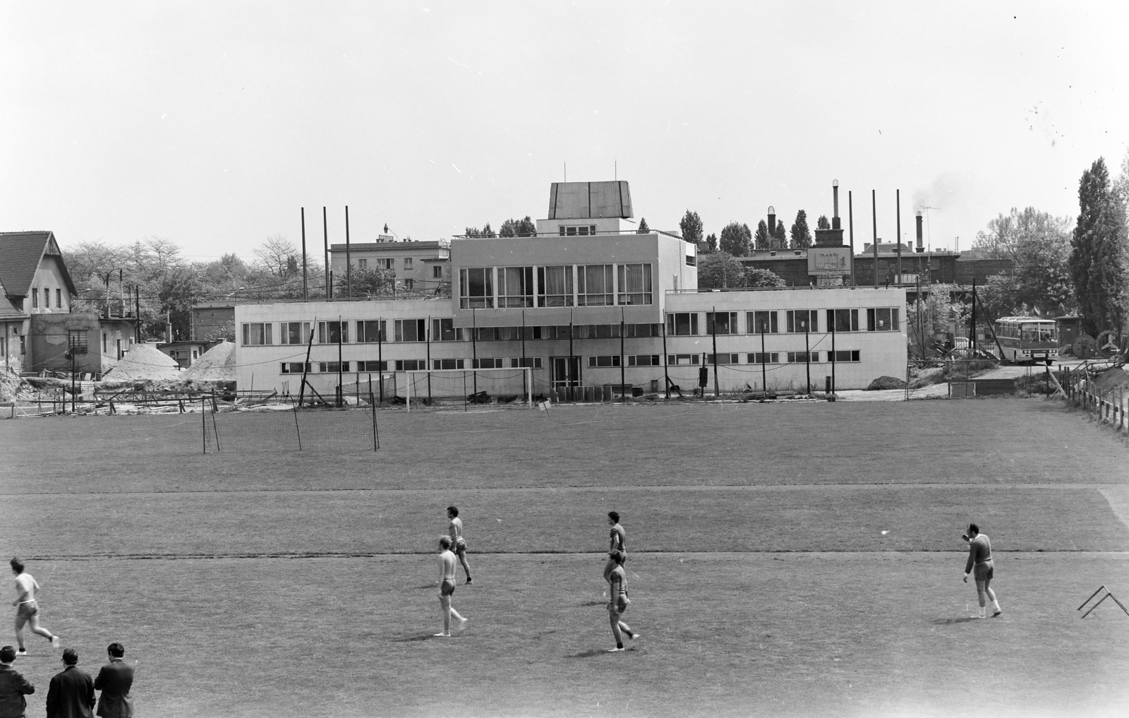Hungary, Budapest IX., Üllői út, FTC pálya, a stadion építkezése, szemben a klubház., 1972, FŐFOTÓ, Budapest, Fortepan #215540