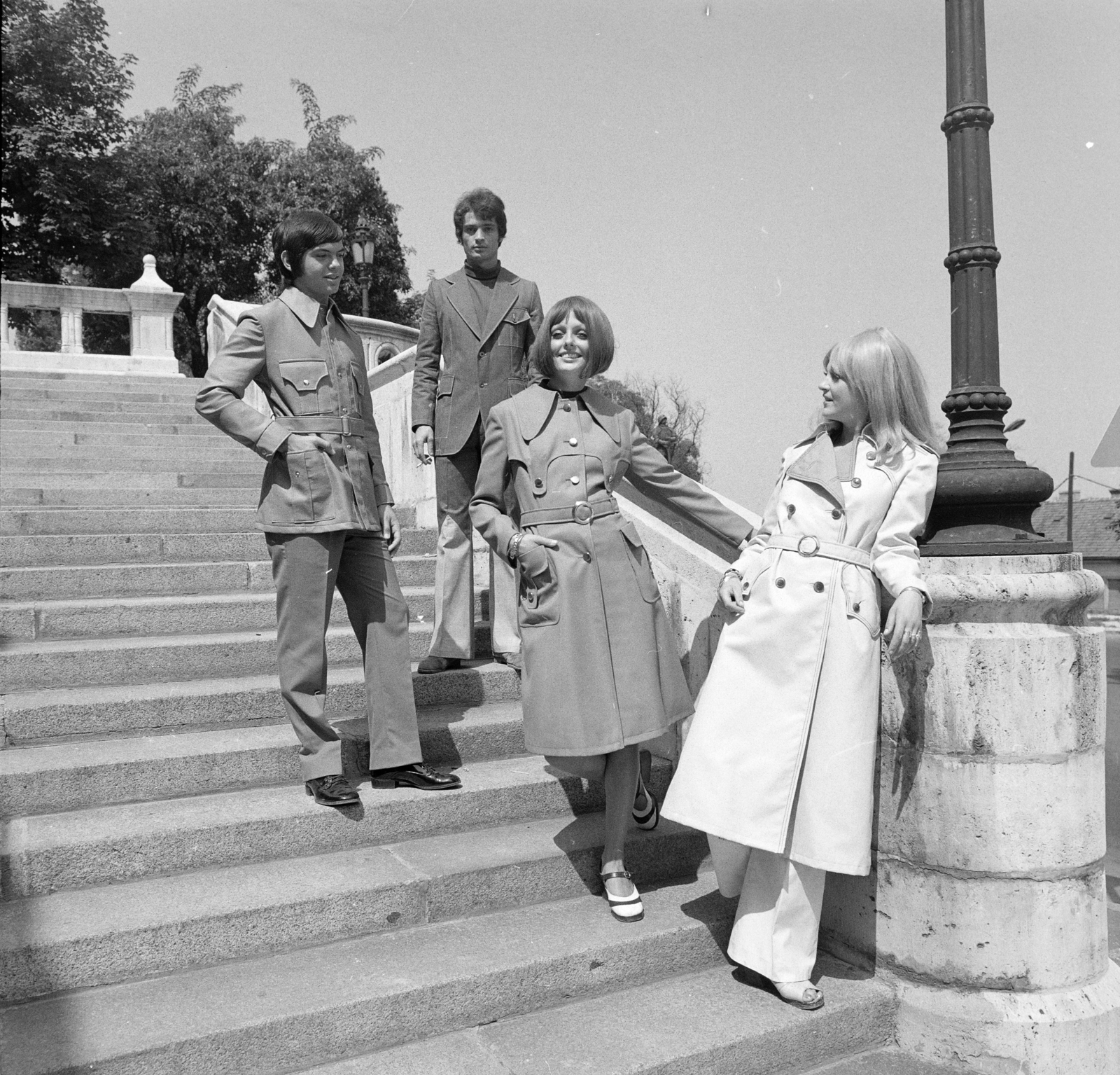 Hungary, Budapest I., a Schulek lépcső a Hunyadi János útról nézve. Szilágyi Mari és Bodó Sztenya manökenek között Hunyadi János szobra látszik., 1972, FŐFOTÓ, Budapest, Fortepan #215548