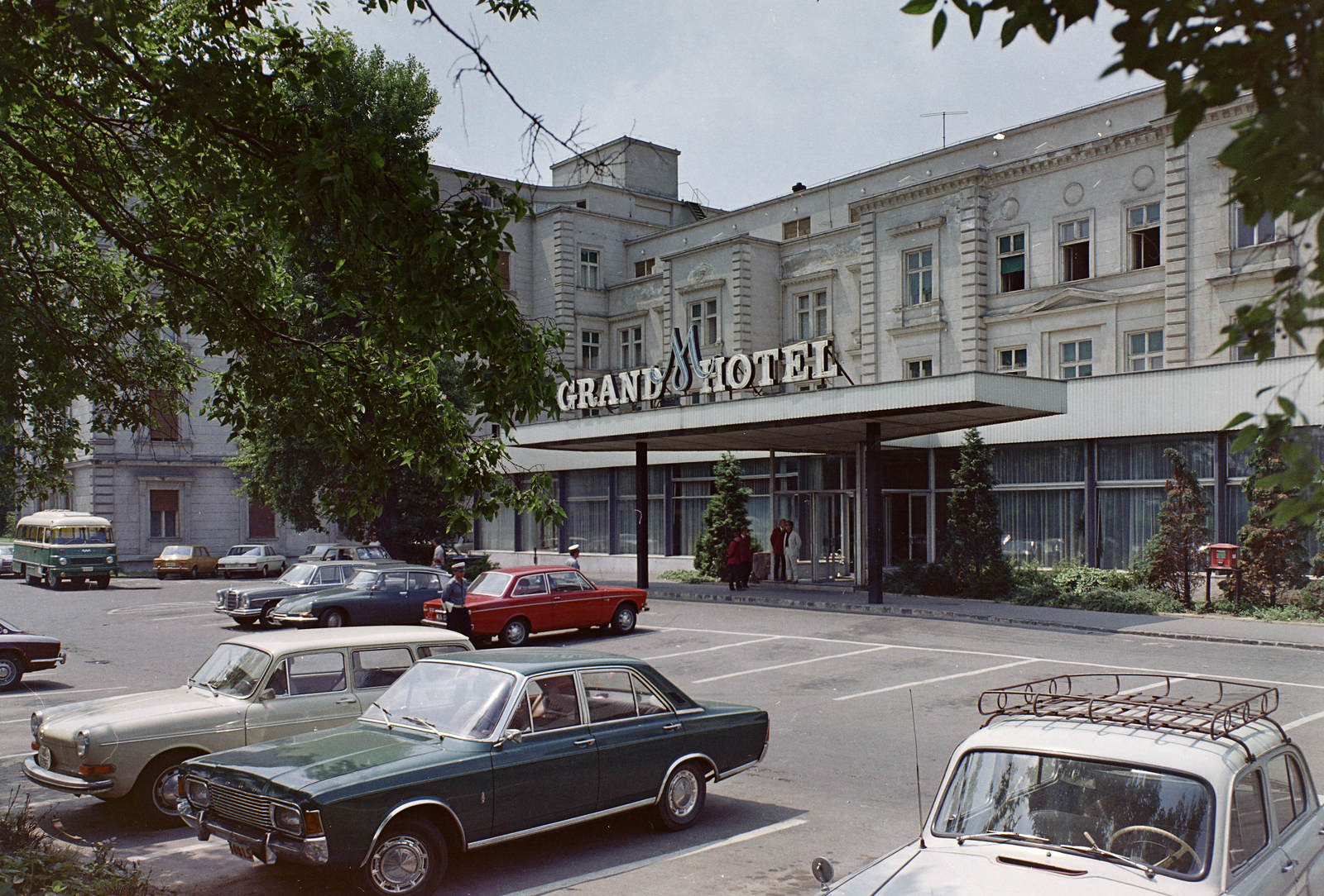 Hungary, Margit Islands, Budapest, Margitszigeti Nagyszálló., 1972, FŐFOTÓ, letter box, car park, Fortepan #215553