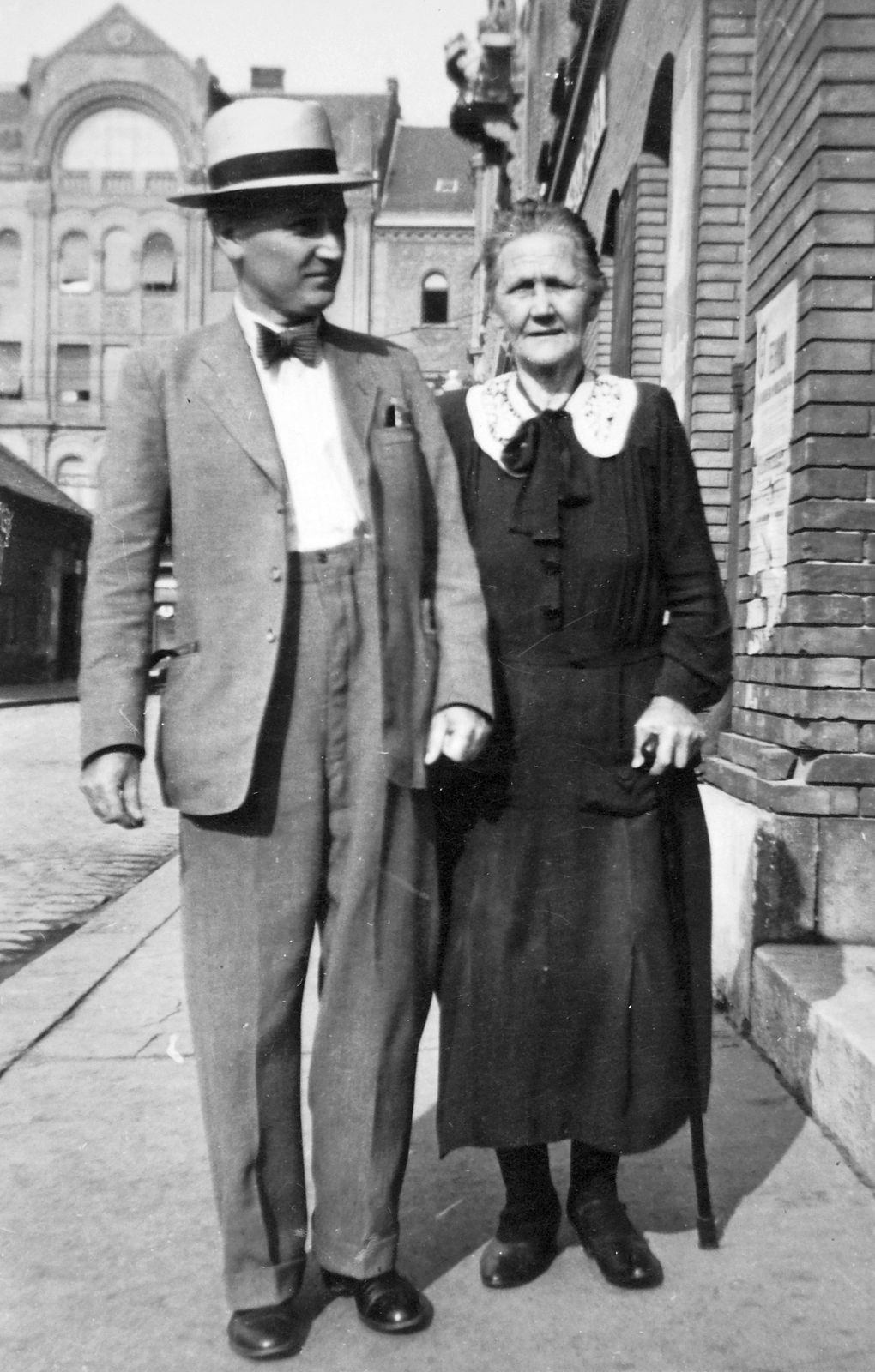 Hungary, Budapest II., Komjádi Béla (Zátony, később Monitor) utca a Frankel Leó út (Zsigmond utca) felé nézve., 1936, Hegedűs Judit, hat, man, woman, walking cane, double portrait, bow tie, Budapest, Fortepan #21556